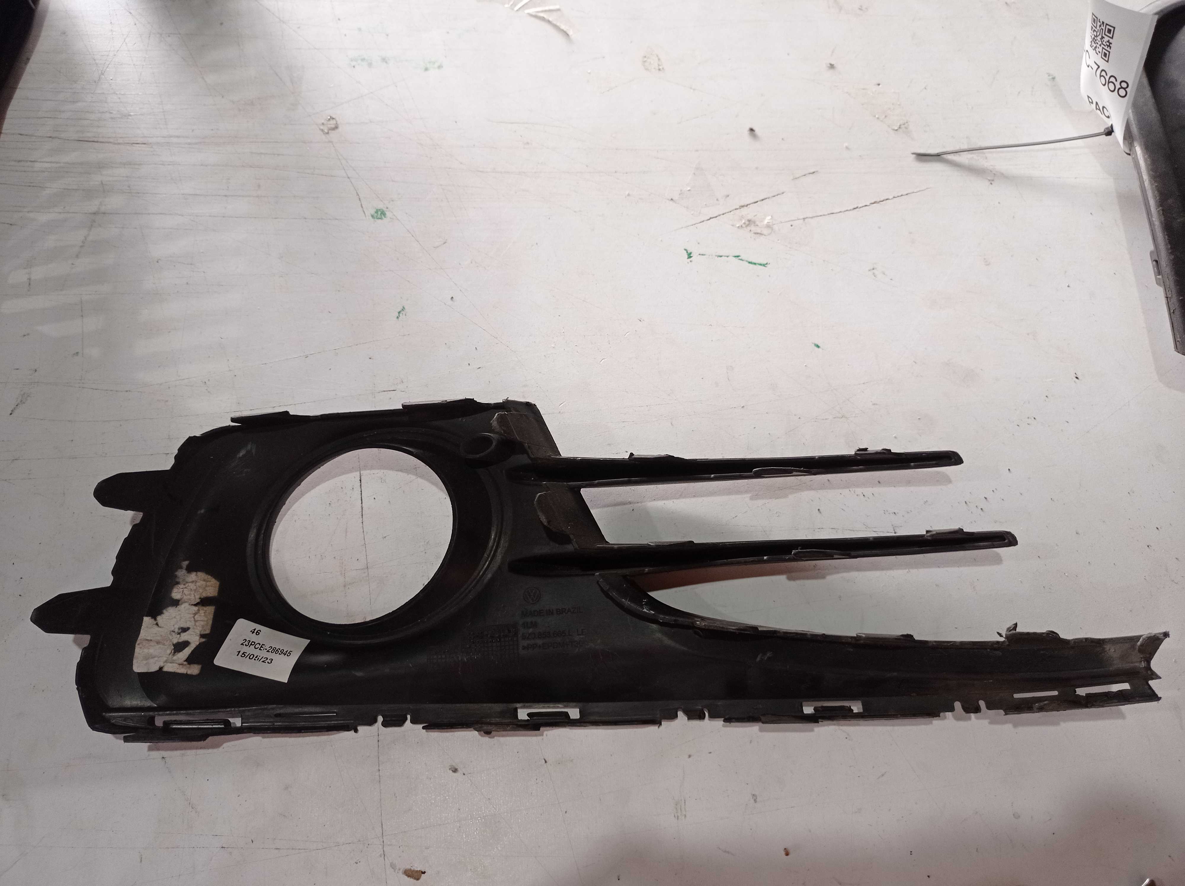 MOLDURA GRADE FAROL MILHA ESQUERDO VW FOX 2010 A 2014 2