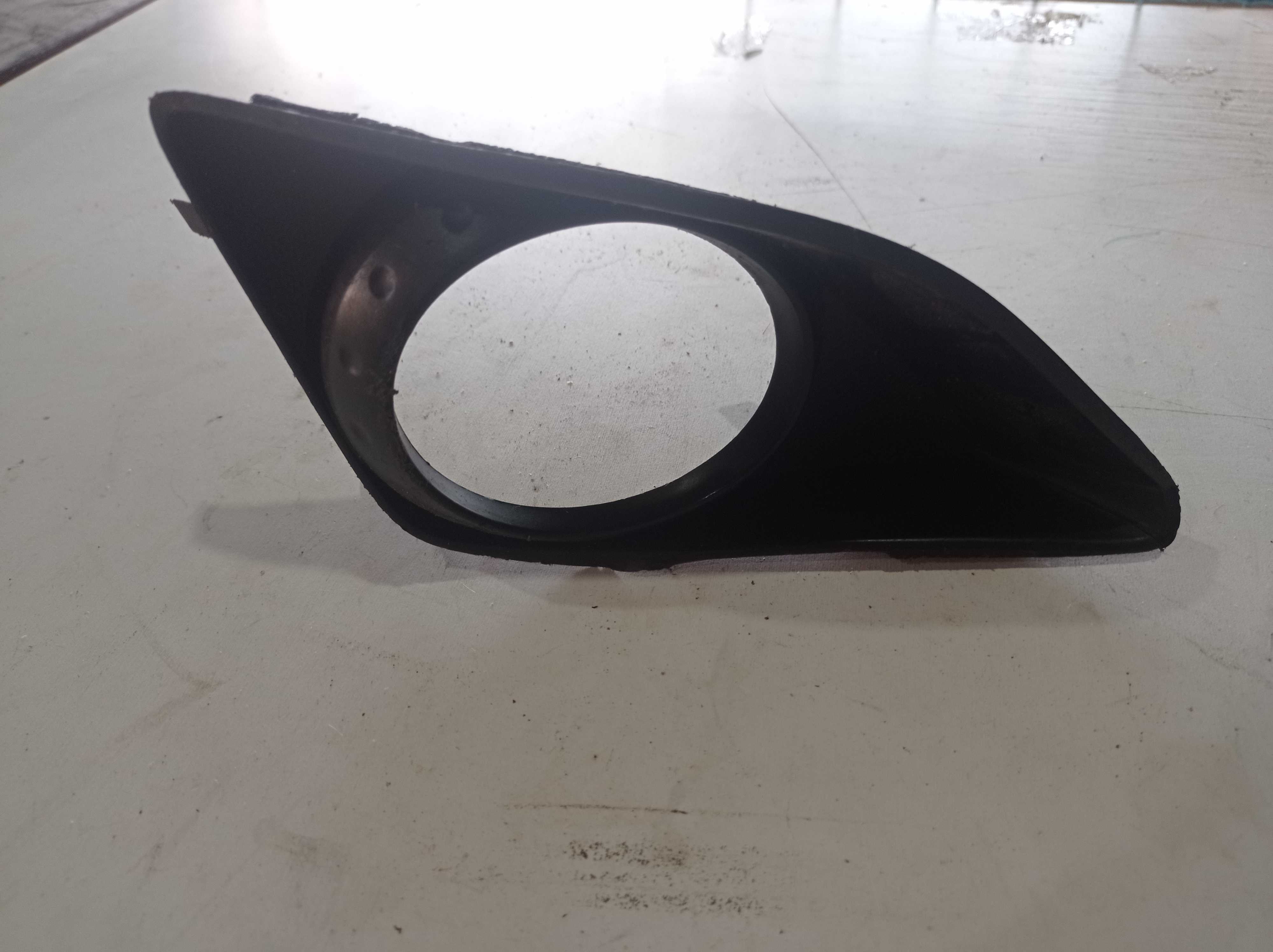 MOLDURA FAROL MILHA DIREITO TOYOTA COROLLA 2009 A 2011 1