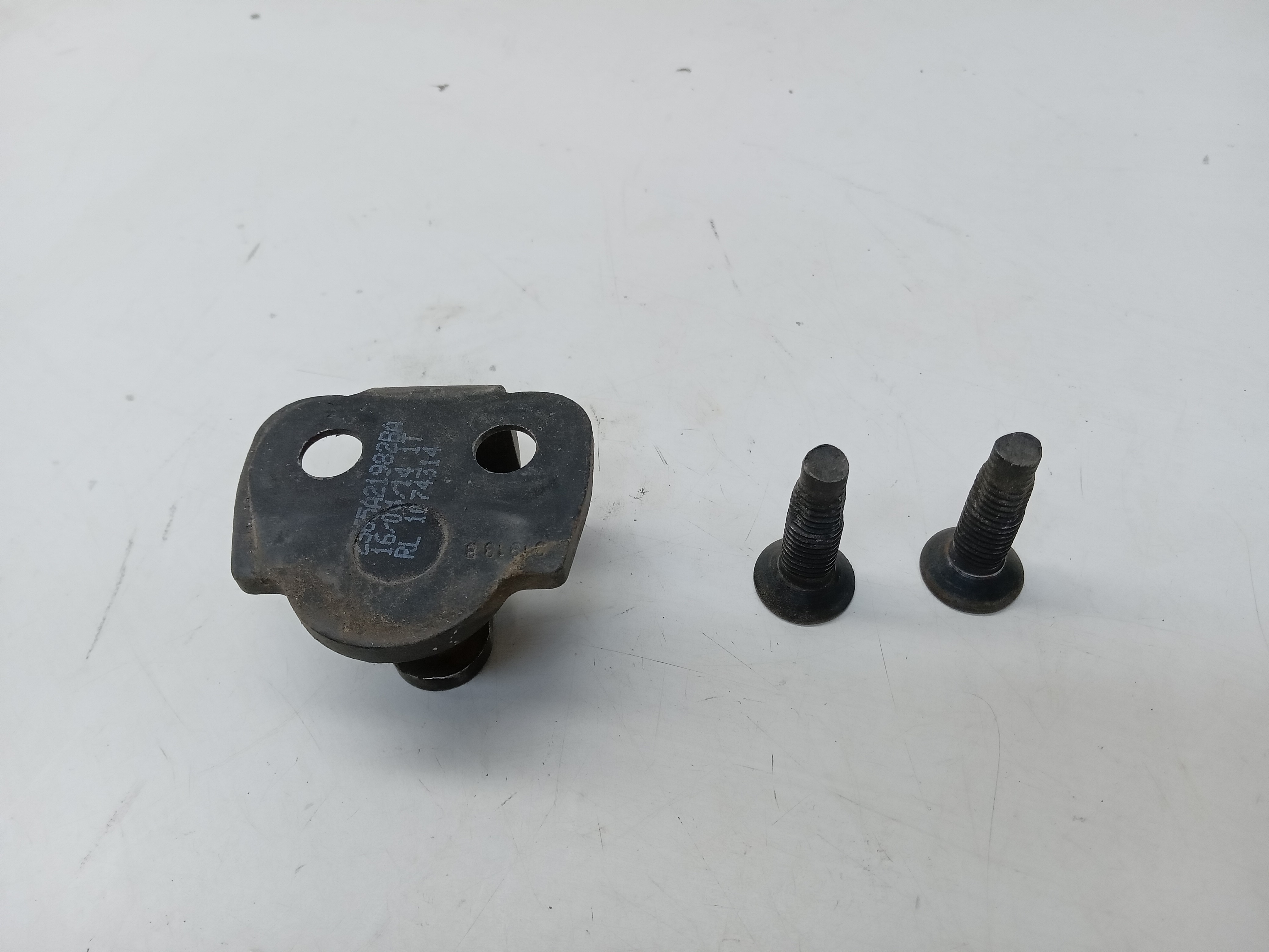 BATENTE DIANT LE FORD FIESTA SEDAN 2014