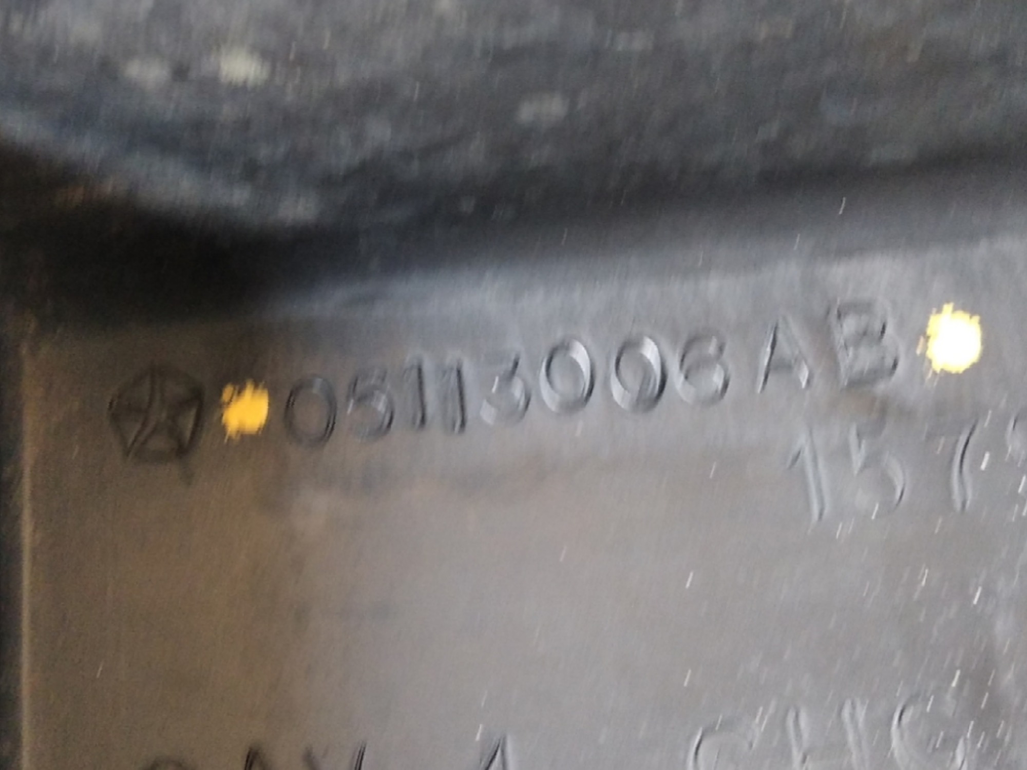 Guia Parachoque Traseiro Central Chrysler Grand Caravan V368 9