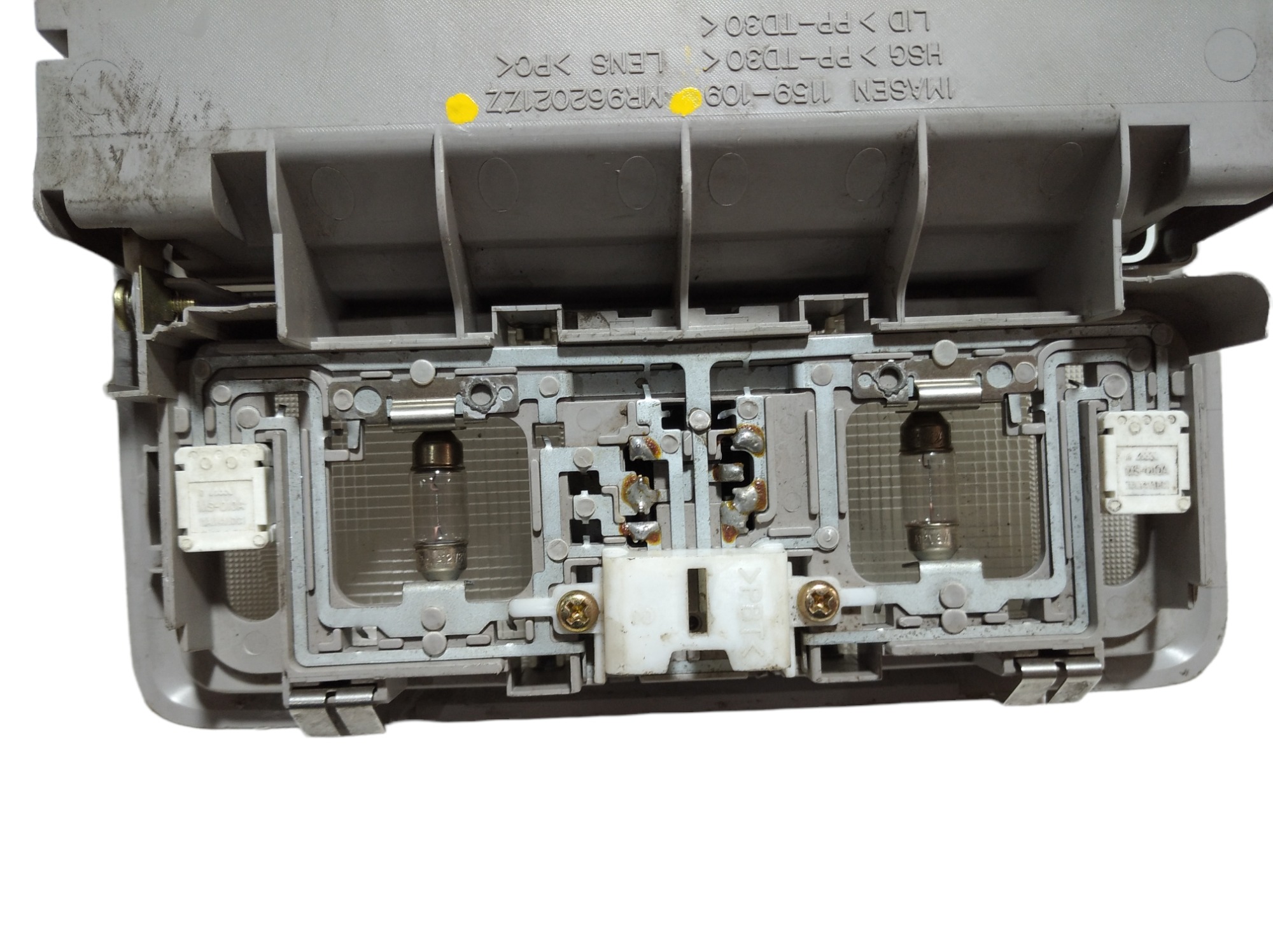 Luz Cortesia Mitsubishi Grandis 2005 Mr962021zz V28 9