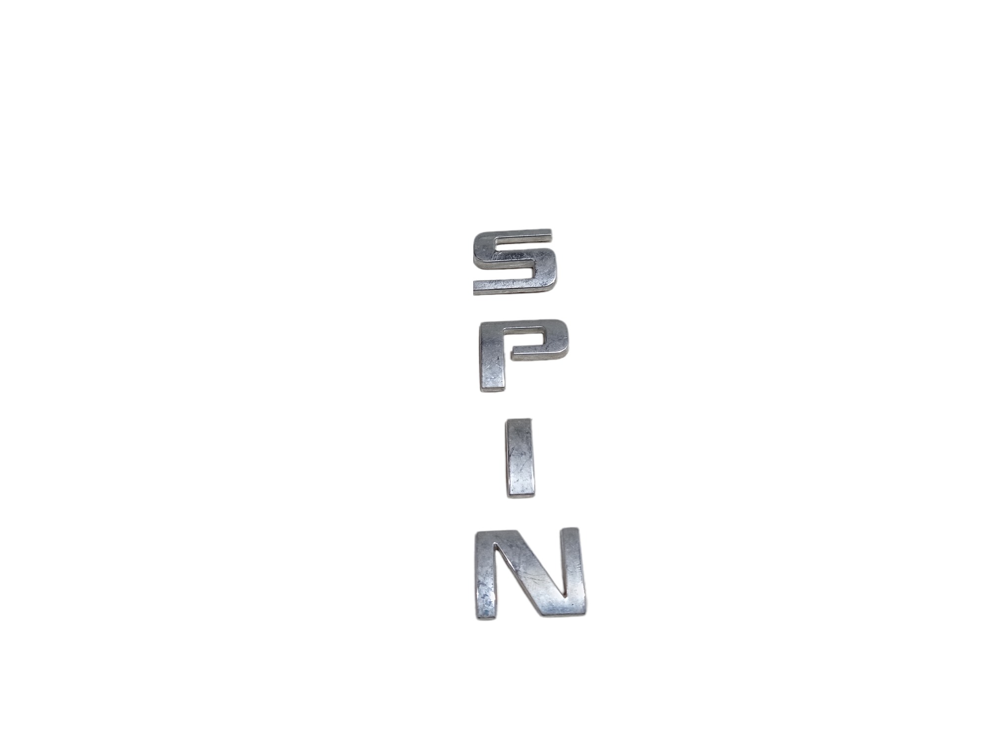 Emblema Tampa Traseira Gm Spin Lt 2013 V318 Prata 2