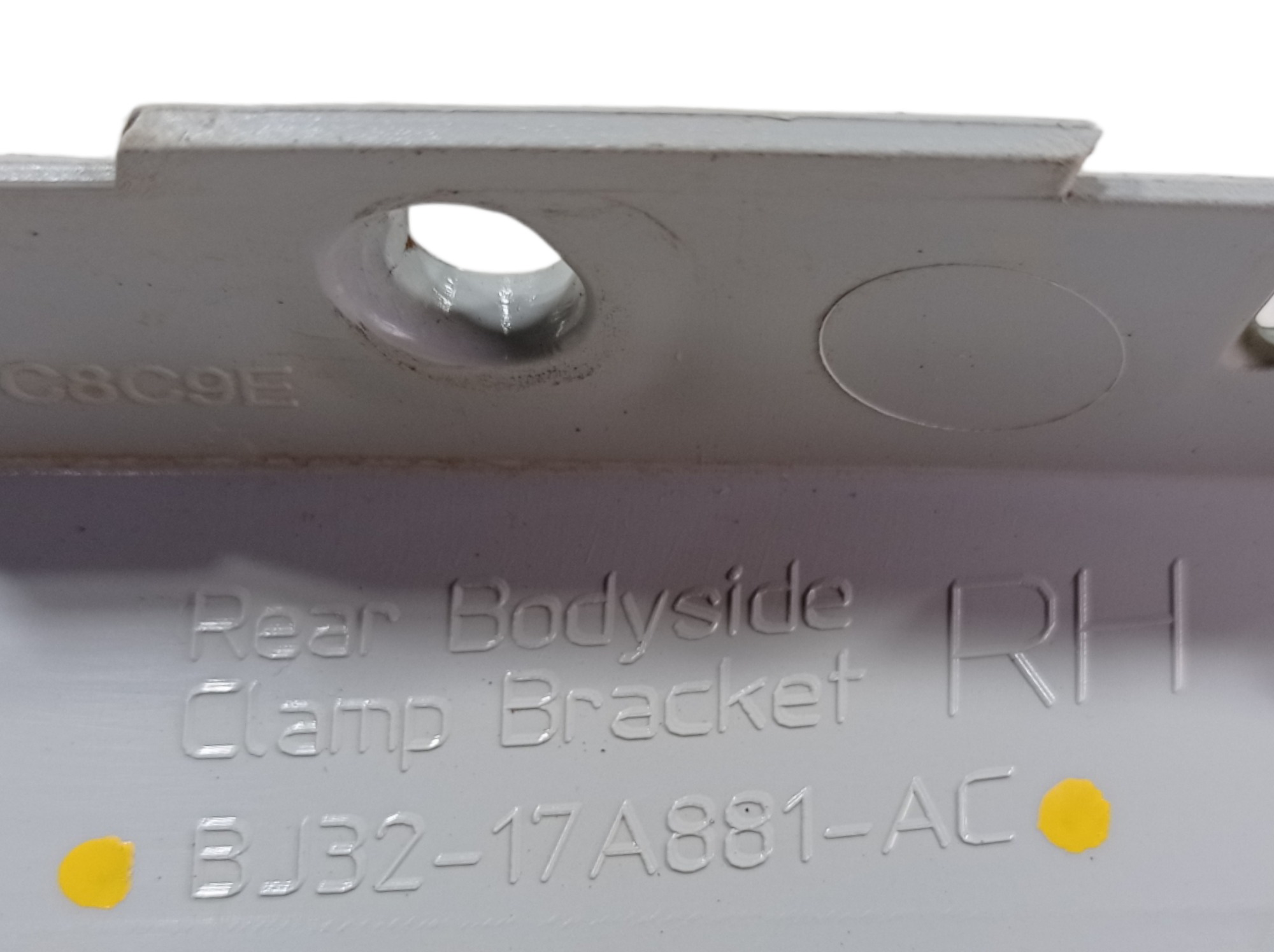 Guia Parachoque Traseiro Direito Rover Evoque 2.0 2017 V548 1