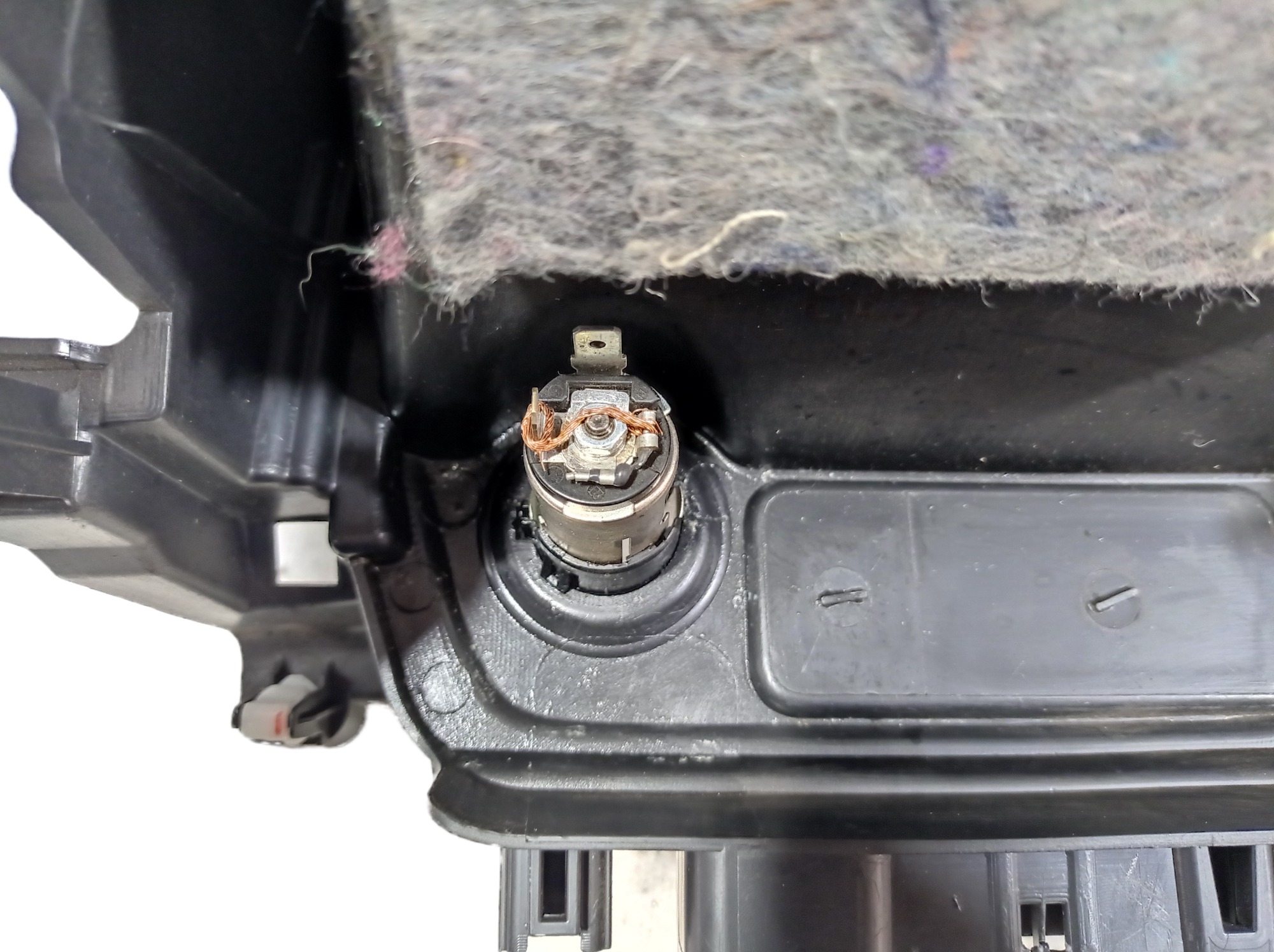 Porta Treco Console Tomada 12v Mitsubishi Outlander 2015 8