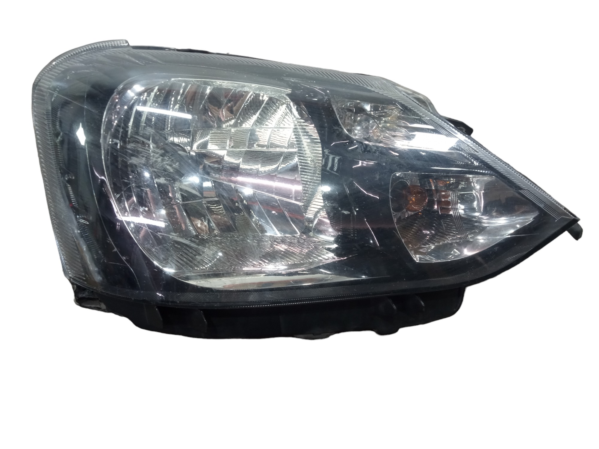 Farol Direito Toyota Etios 2020 Com Uma Orelha Quebrada