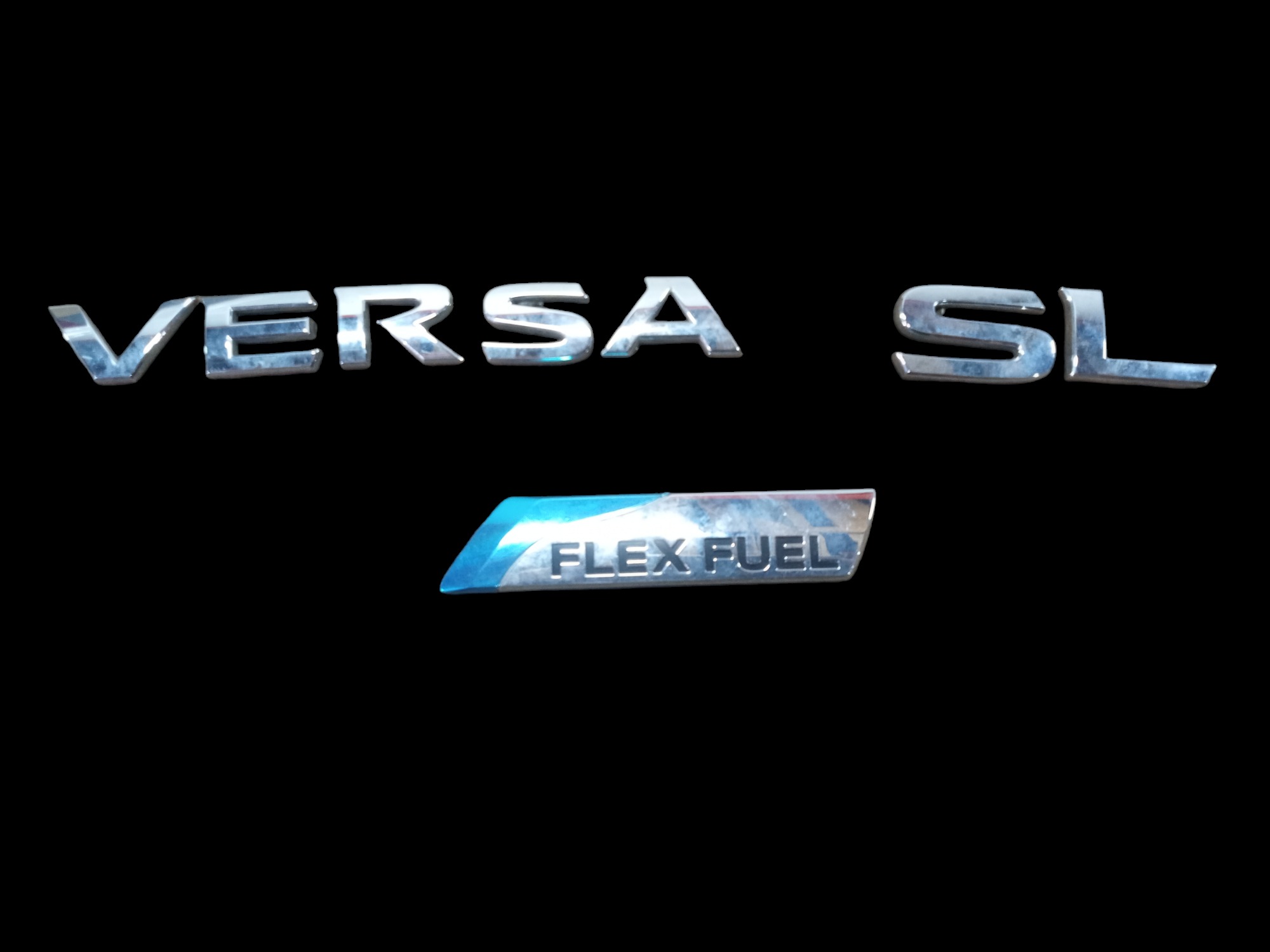 Emblema Letreiro Nissan Versa Sl Flex Original 2013 Prata