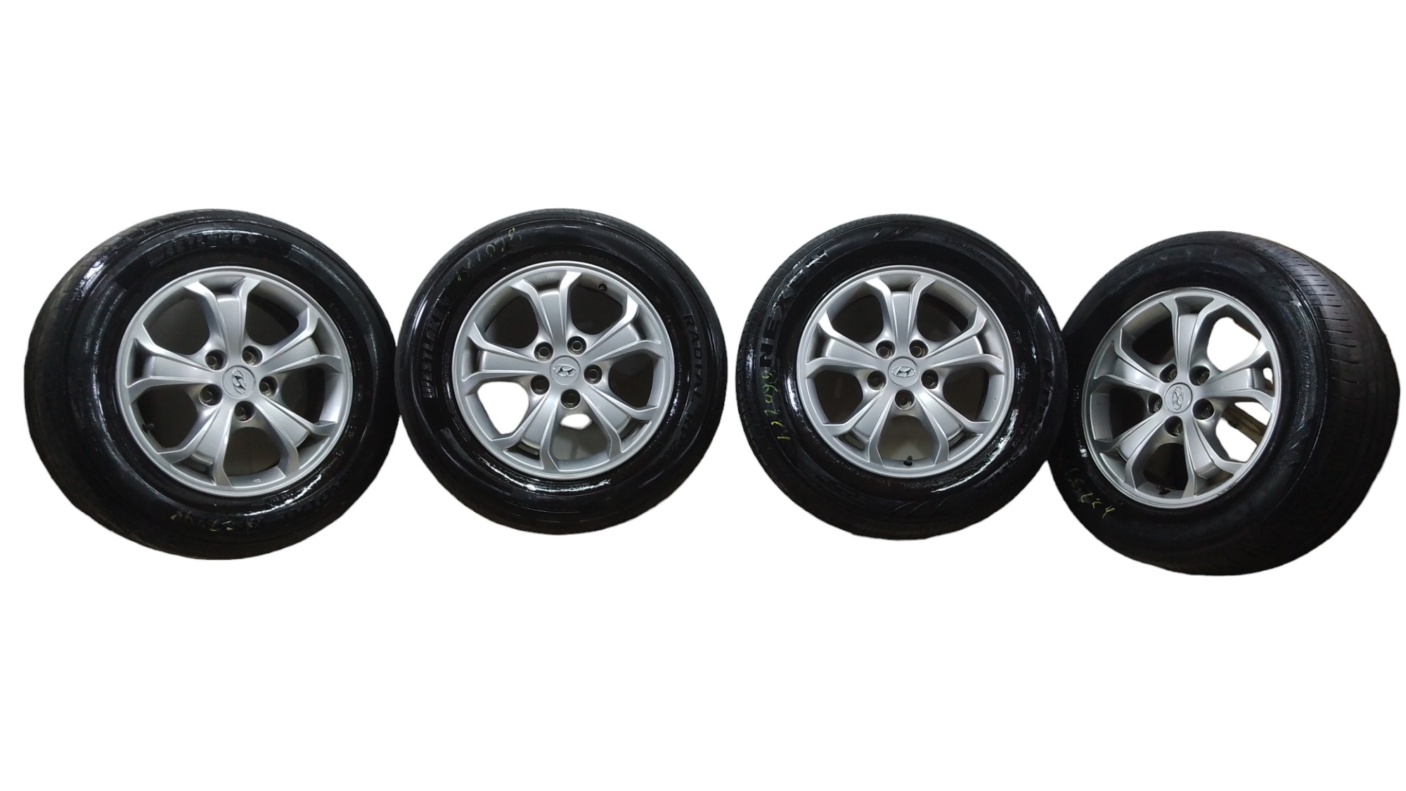 Jogo De Roda Hyundai Tucson 235/60 R16 Com Pneus  Prata