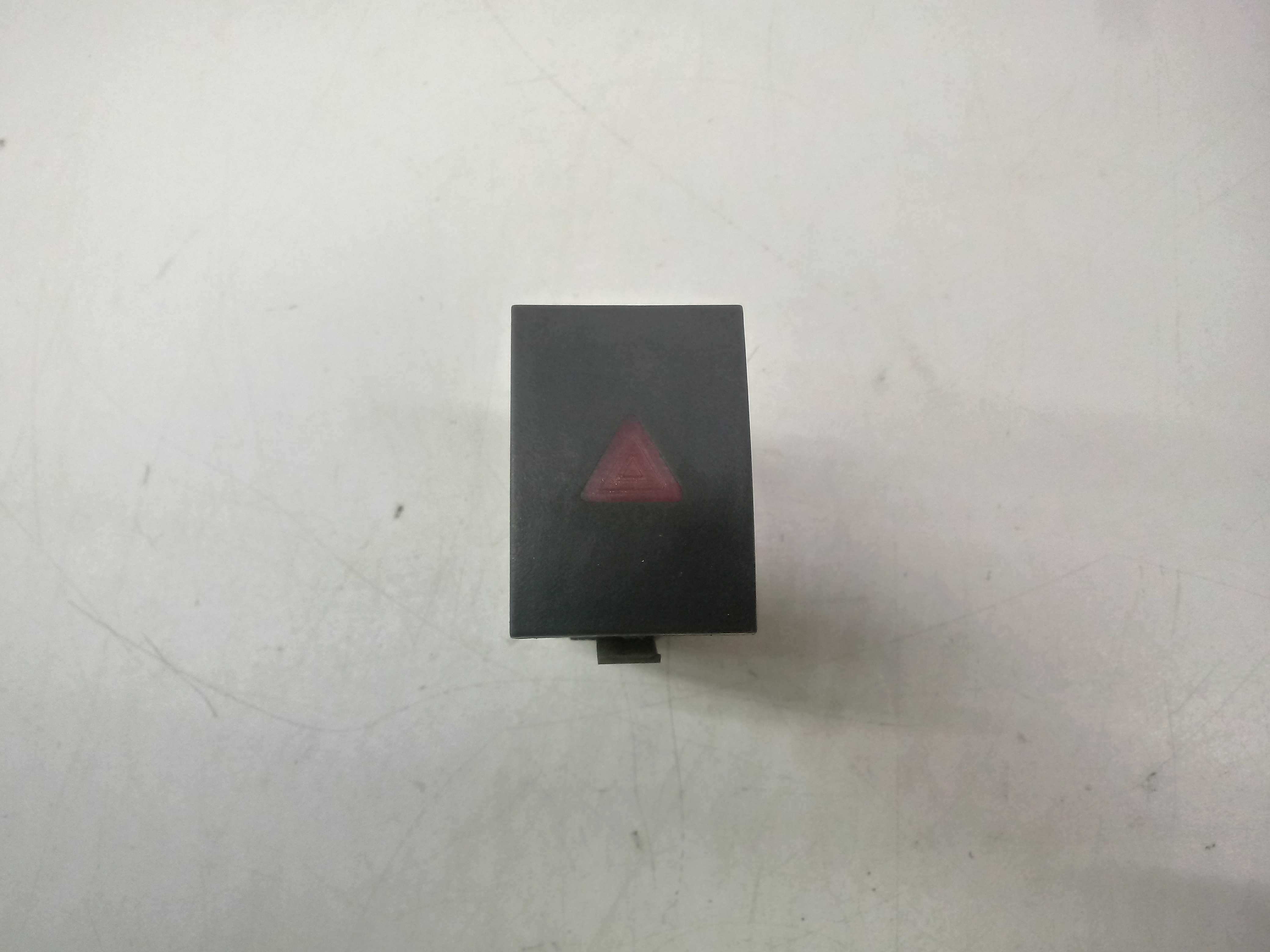 Botao Pisca Alerta Vw Gol Parati Saveiro 98/06 Preto 1