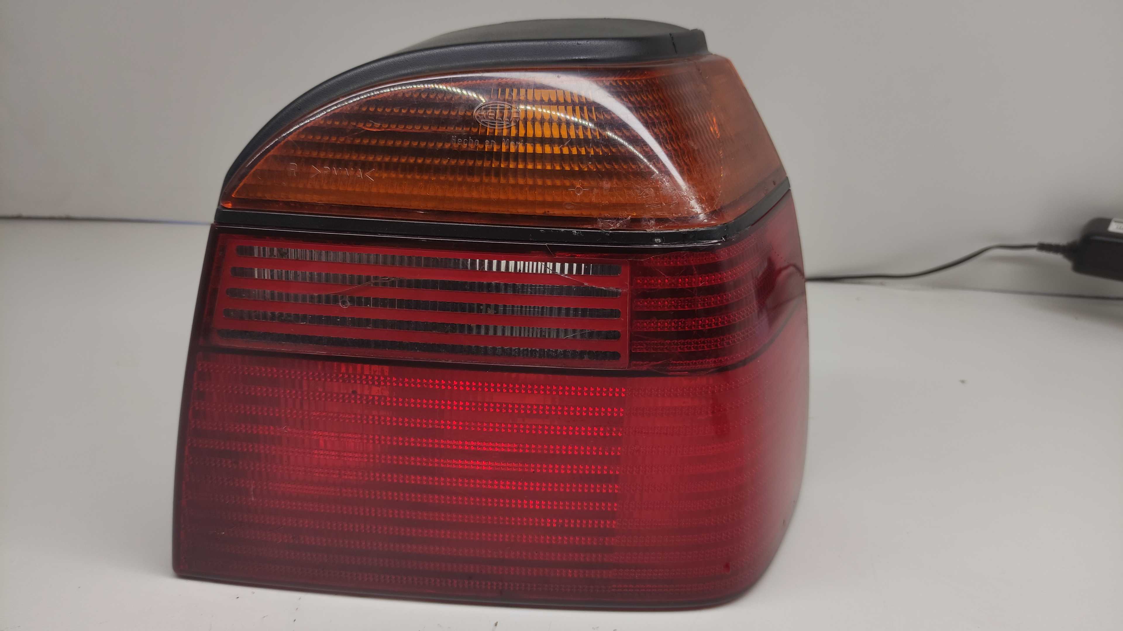 Lanterna Traseira Direita Golf 95 Hella C / Detalhe 1