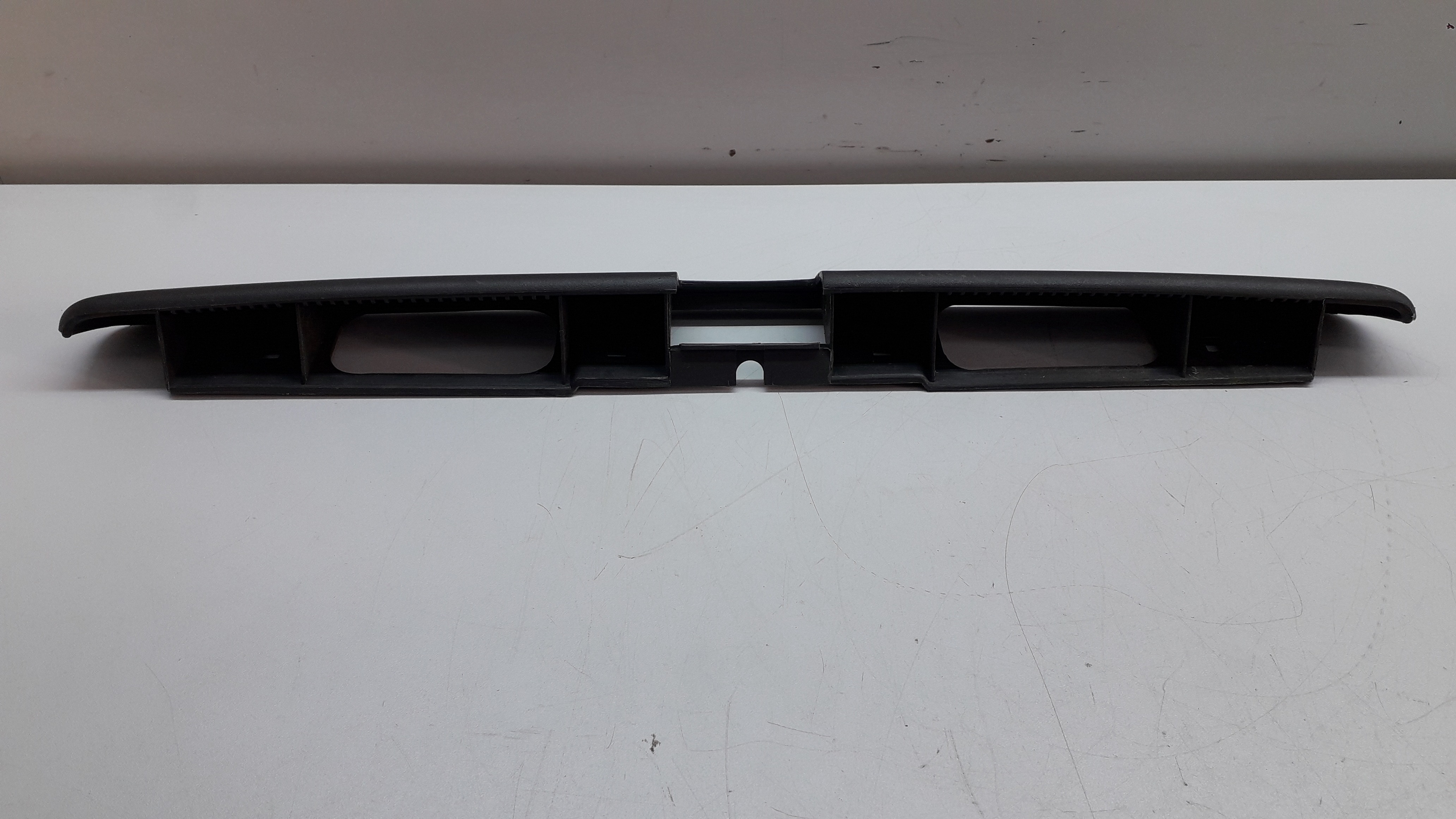 Friso Régua Tampa Traseira Volkwagen Pointer 93 96 Preto 2