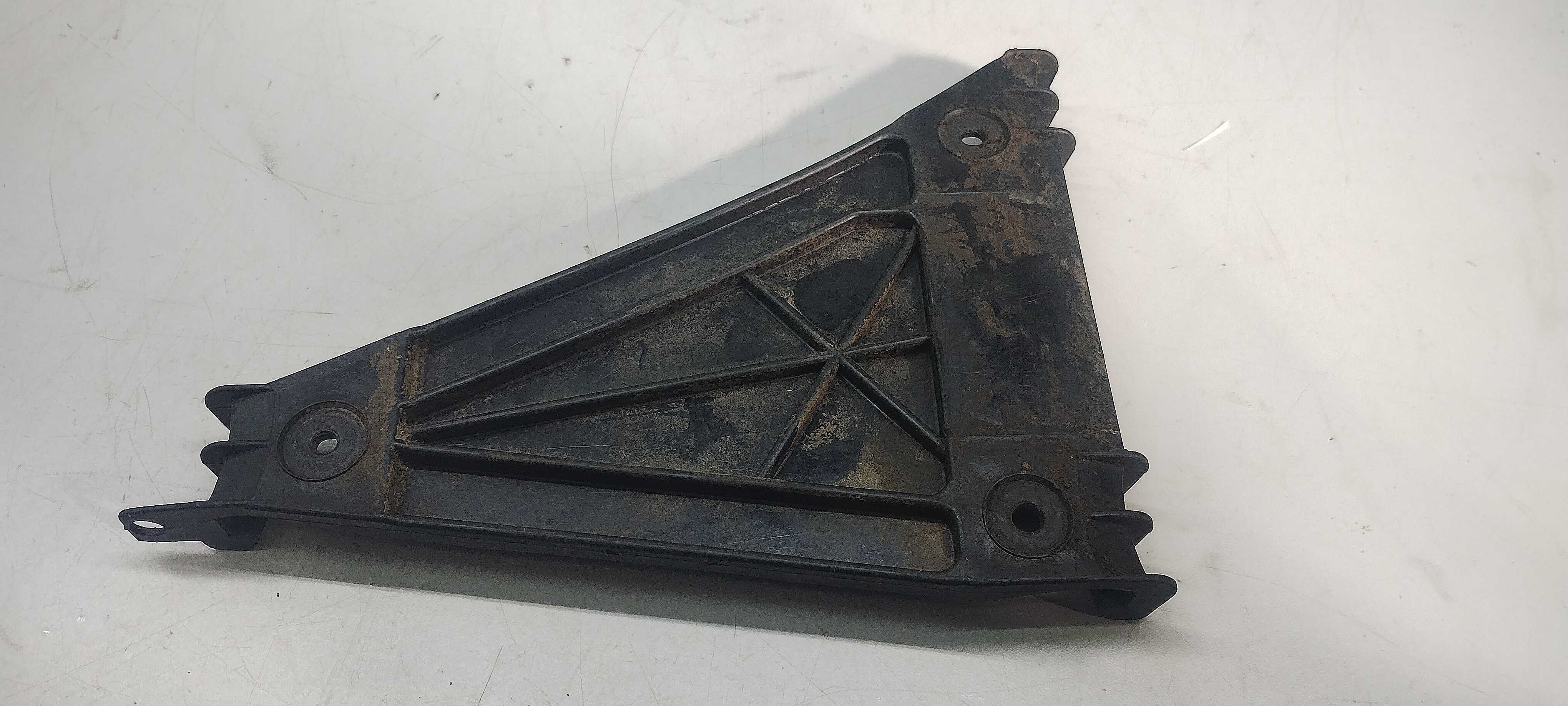 Suporte Do Para-choque Traseiro Direito  Audi A4 2