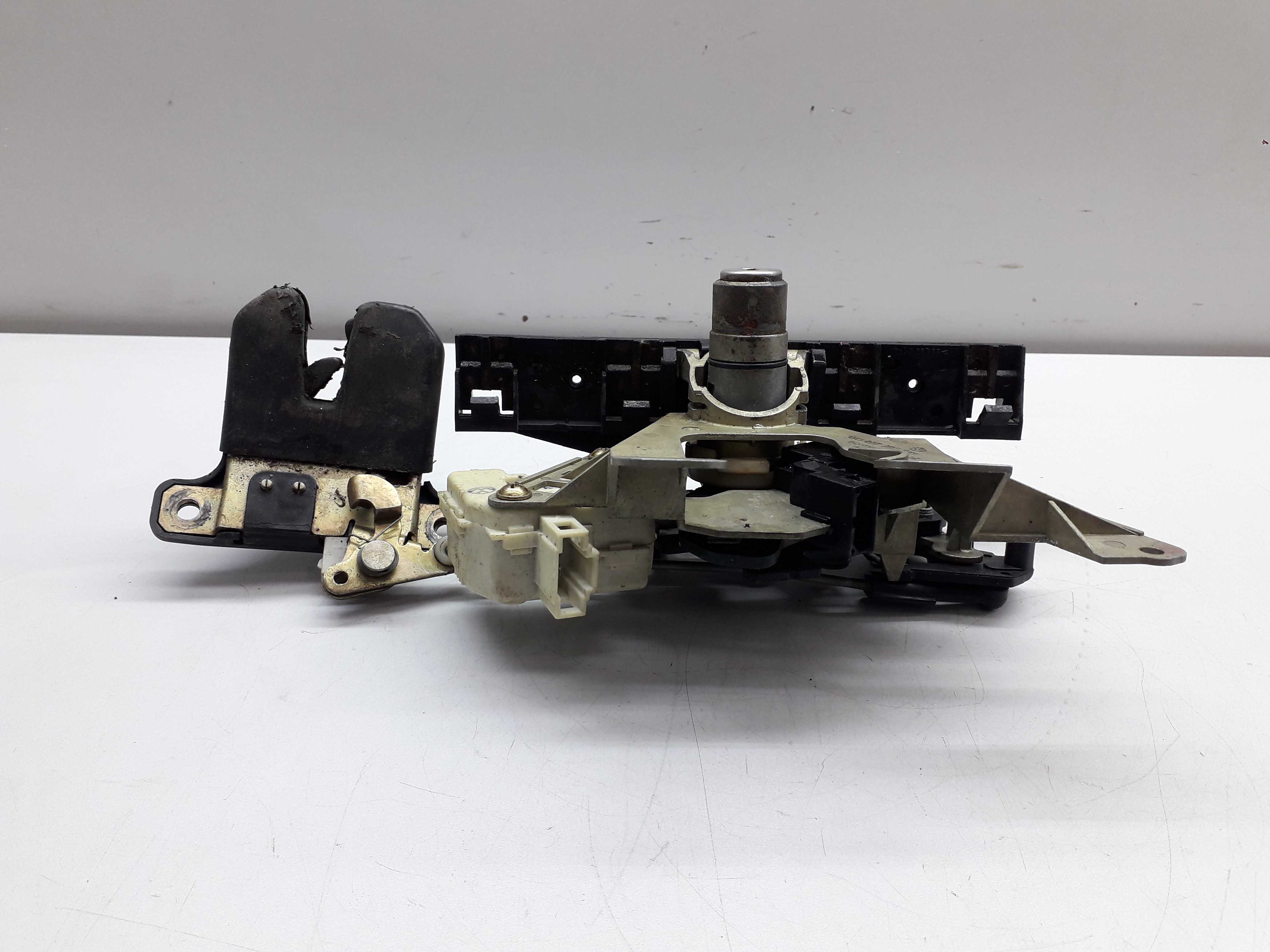 Fechadura Tampa Traseira Vw Passat Alemão 1999/2004 5