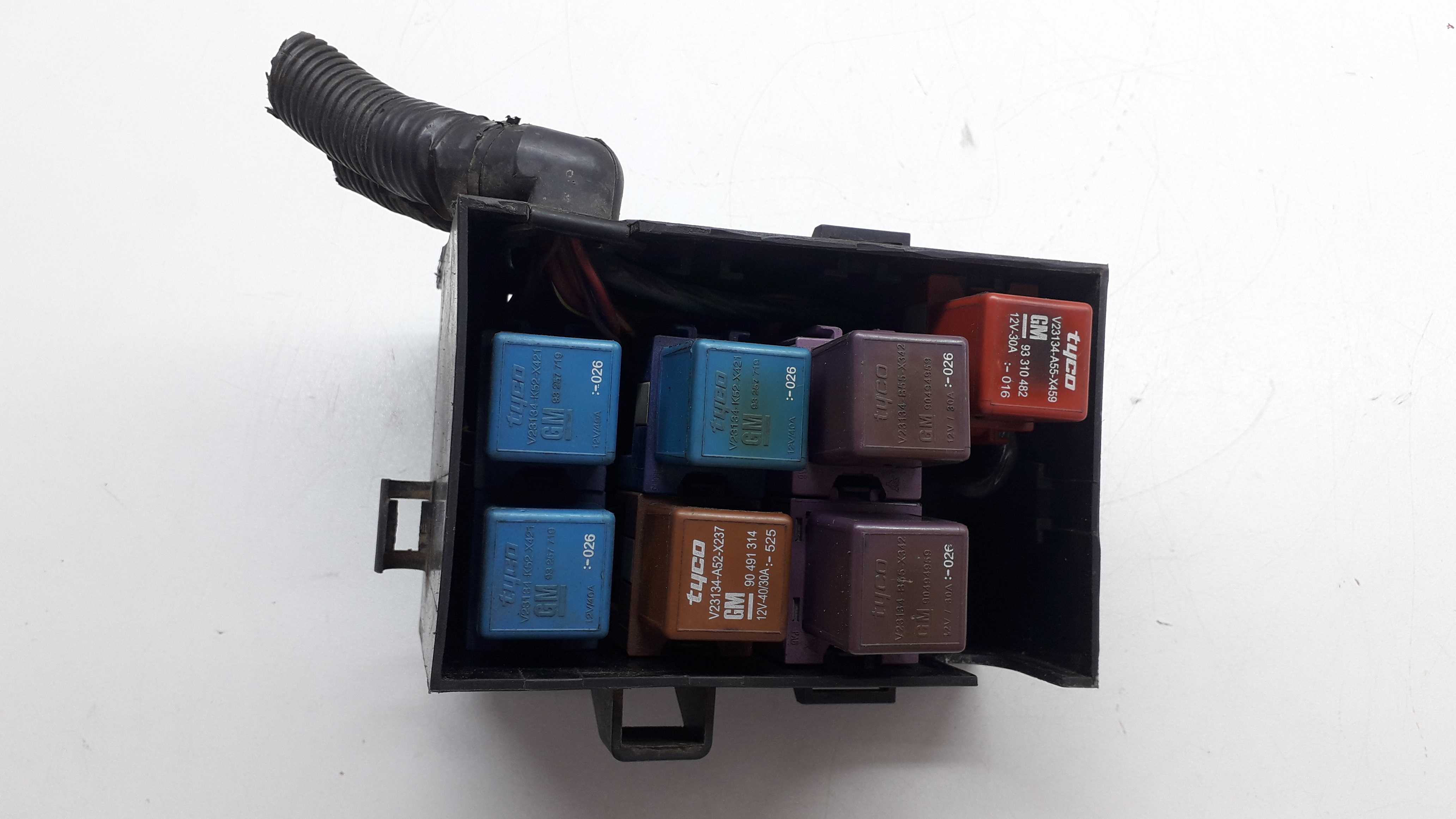 Caixa De Fusível Externa Gm Vectra 2005 6