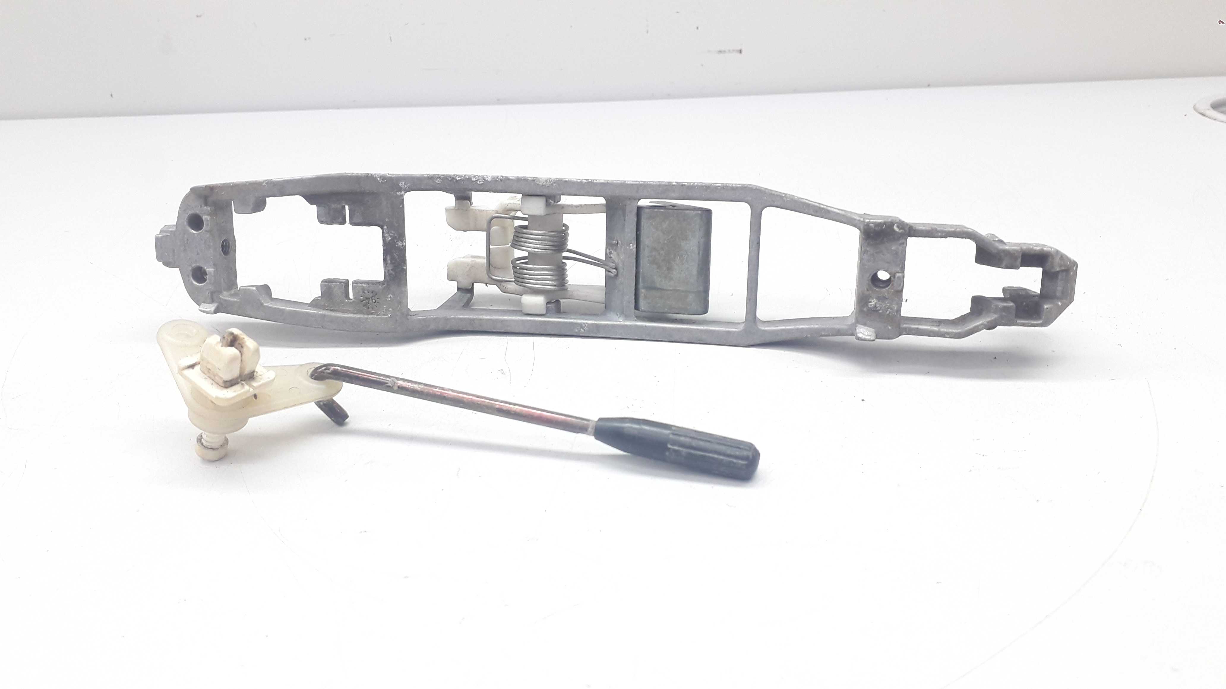 Suporte Maçaneta Traseira Esquerda Mercedes C180 C280 93/00
