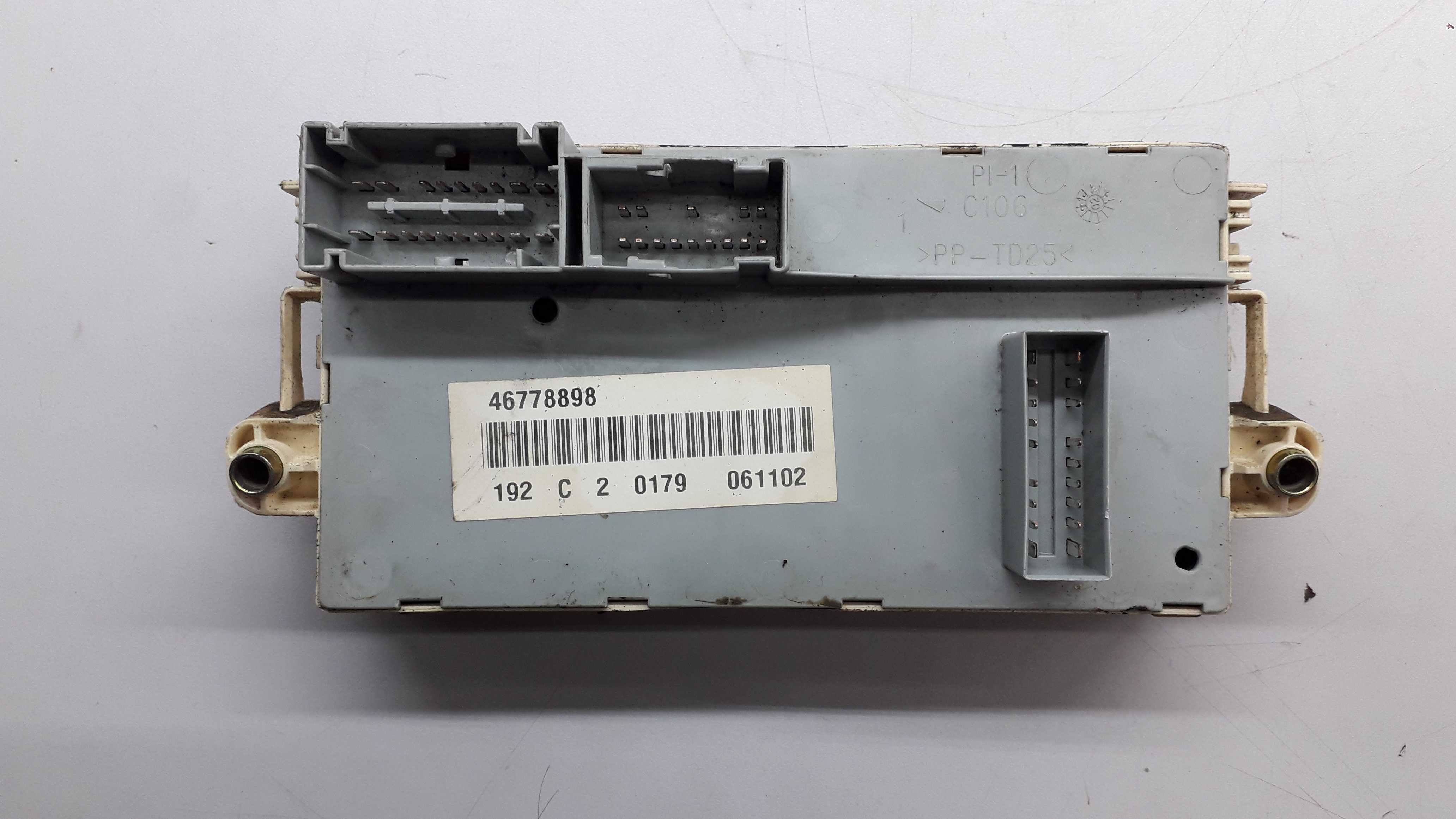 Caixa De Fusível Fiat Stilo 1.8 2003 Gasolina 6