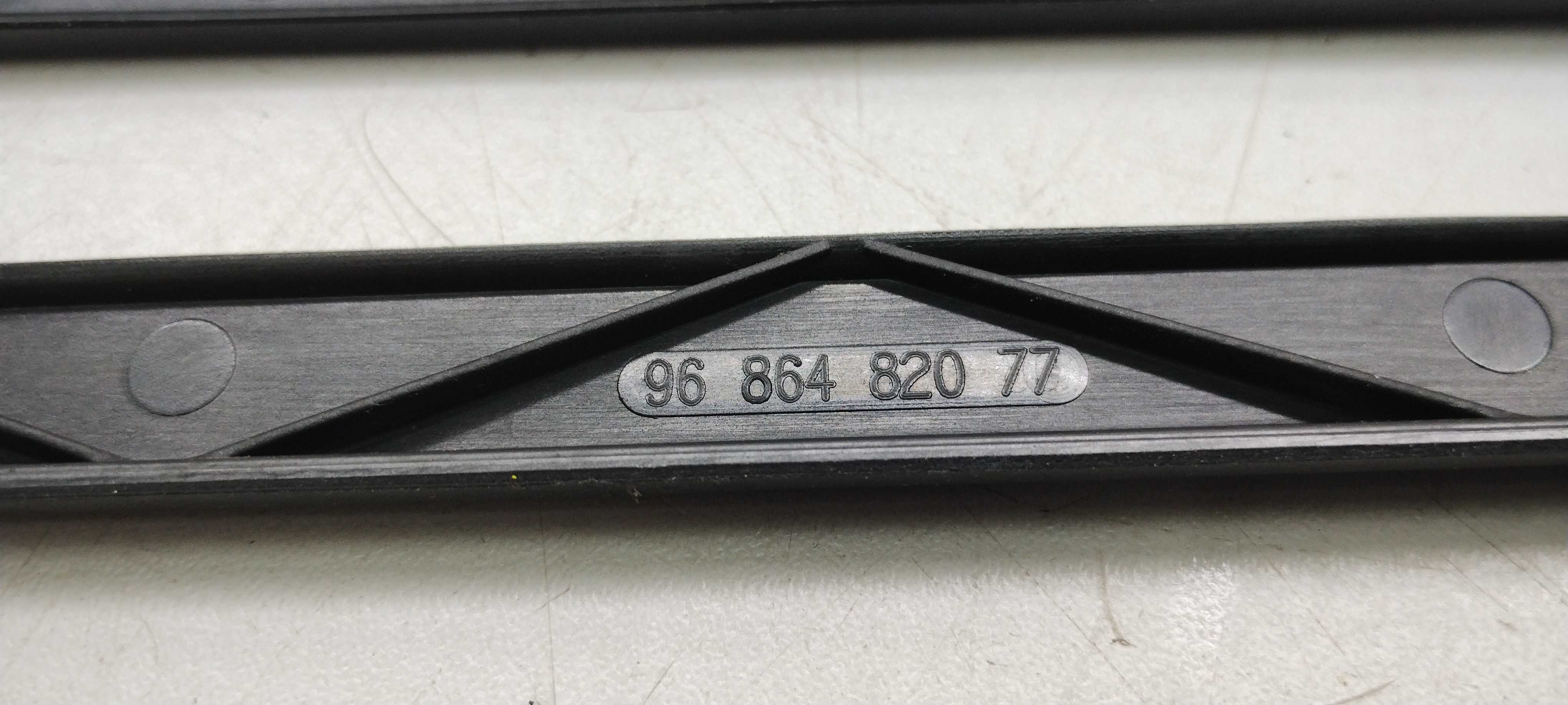 Acabamento Trilho Banco Dianteiro Esquerdo Peugeot 307 08 4