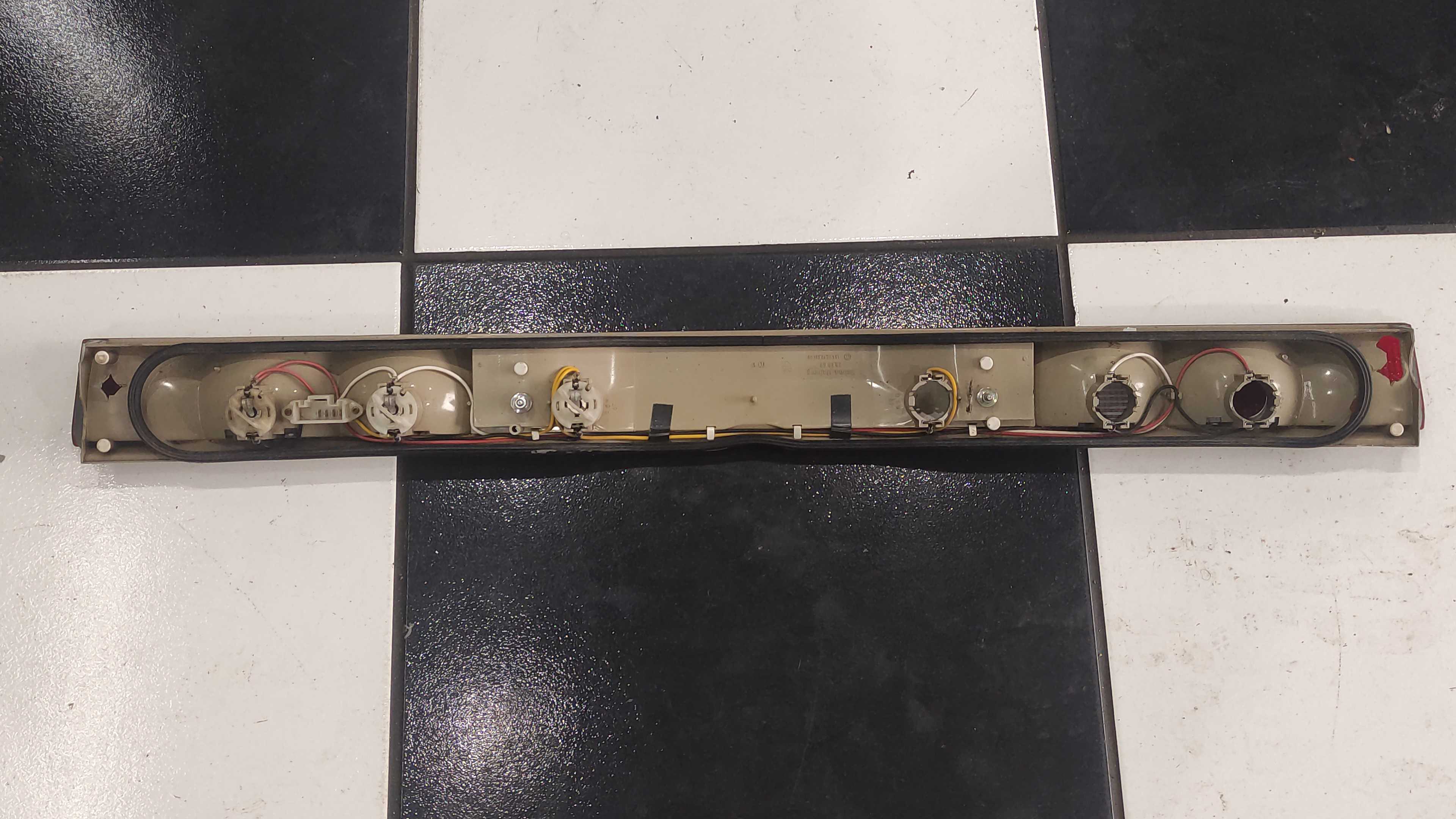 Aplique Tampa Porta Malas Alfa Romeo 164 3
