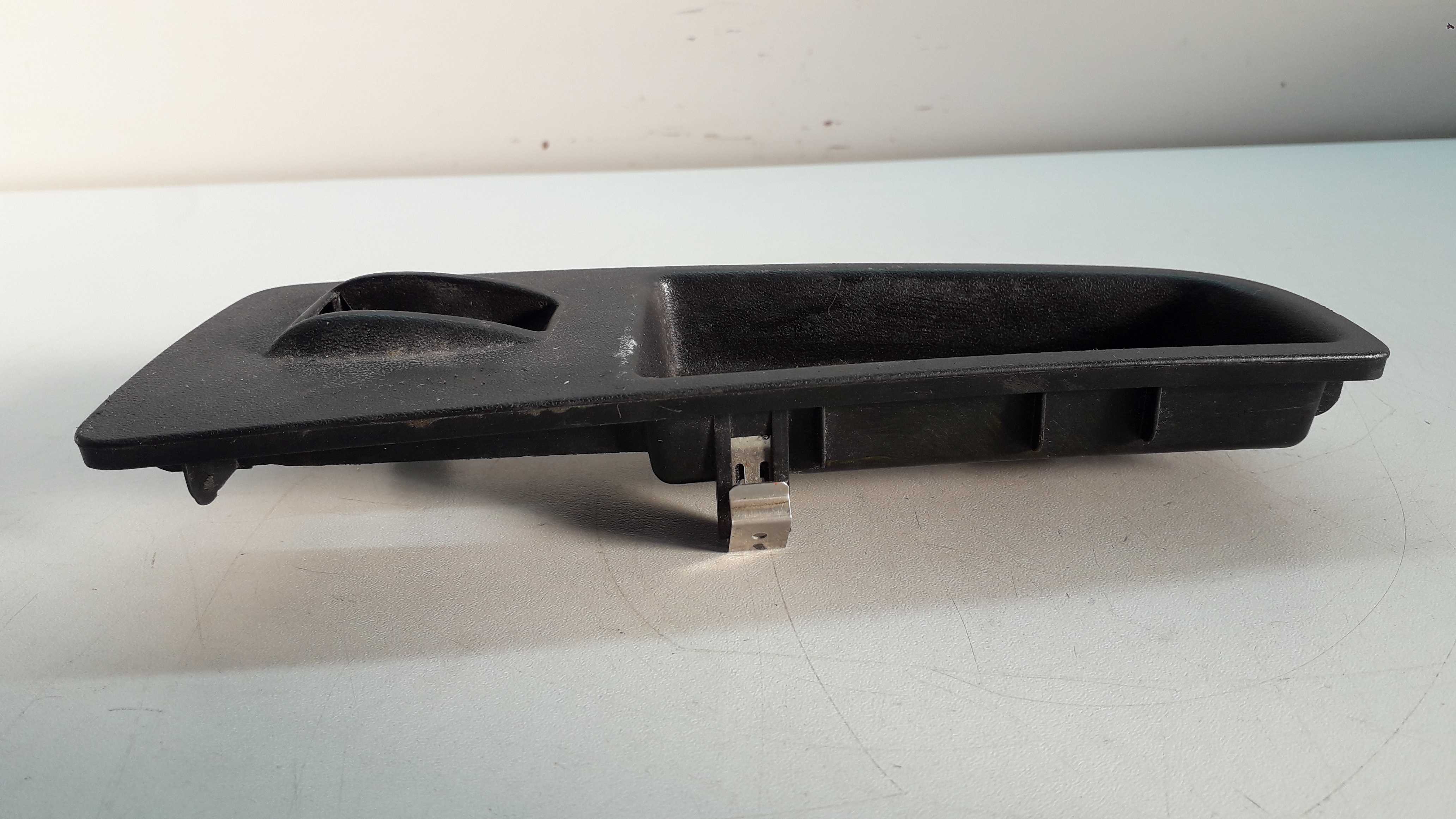 Moldura Botão Vidro Elétrico Lado Direito Fiat Palio 97 4