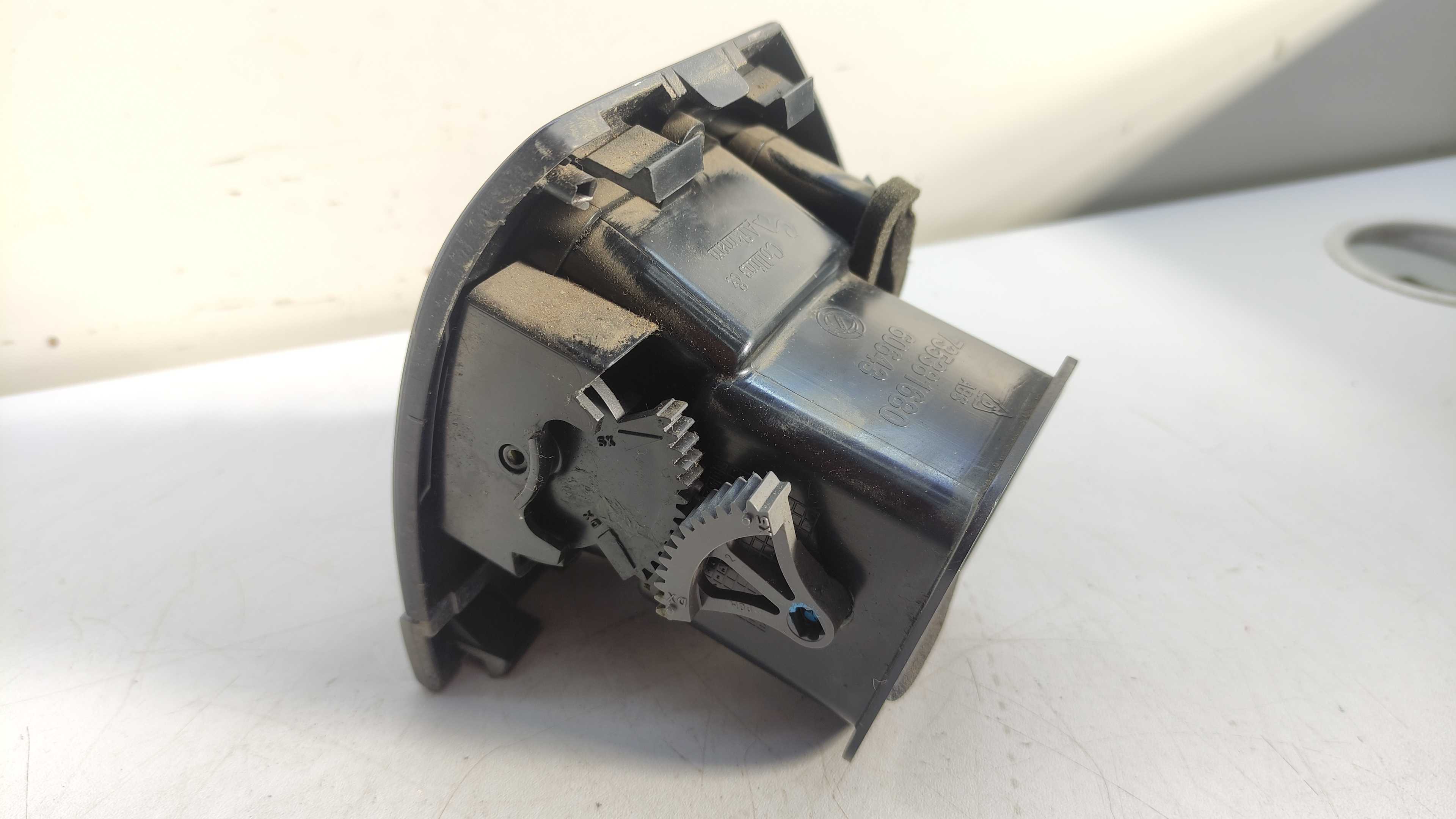 Difusor De Ar Lado Esquerdo Fiat Ideia 06/10 4