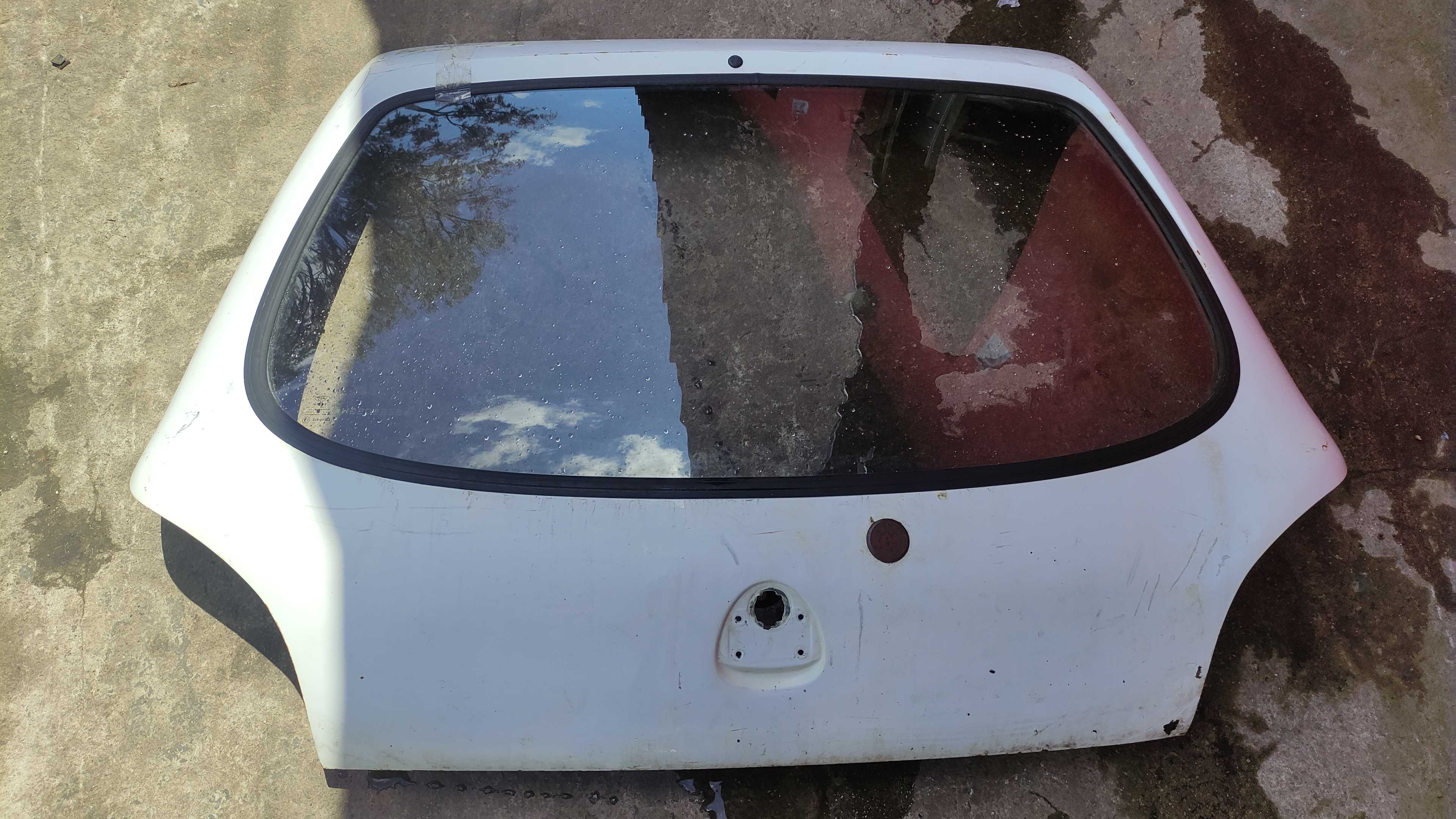 Tampa Traseira Porta-malas Ford Fiesta 97/00 Branco