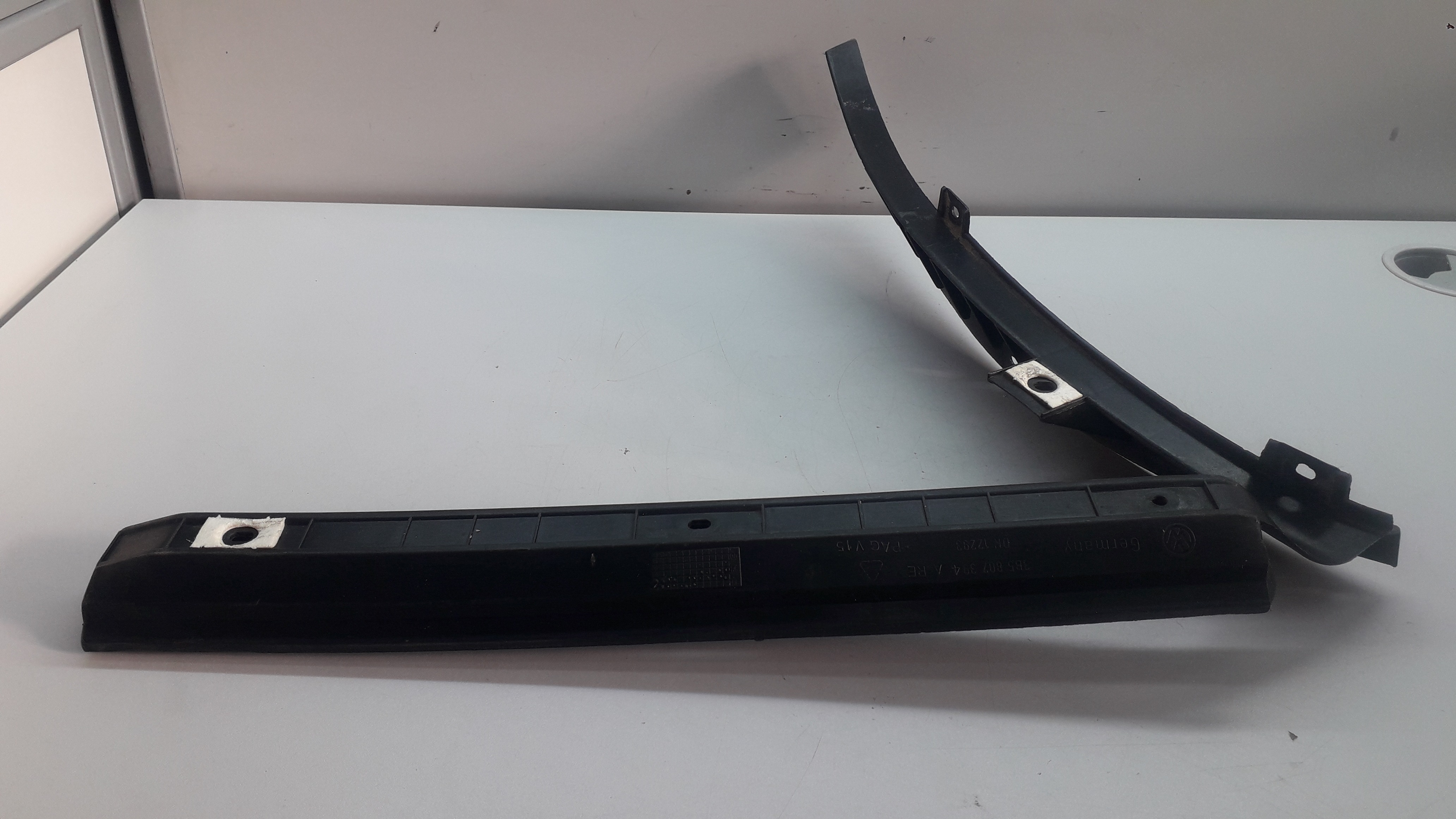 Guia Parachoque Traseiro Direito Vw Passat 1.8 99 3
