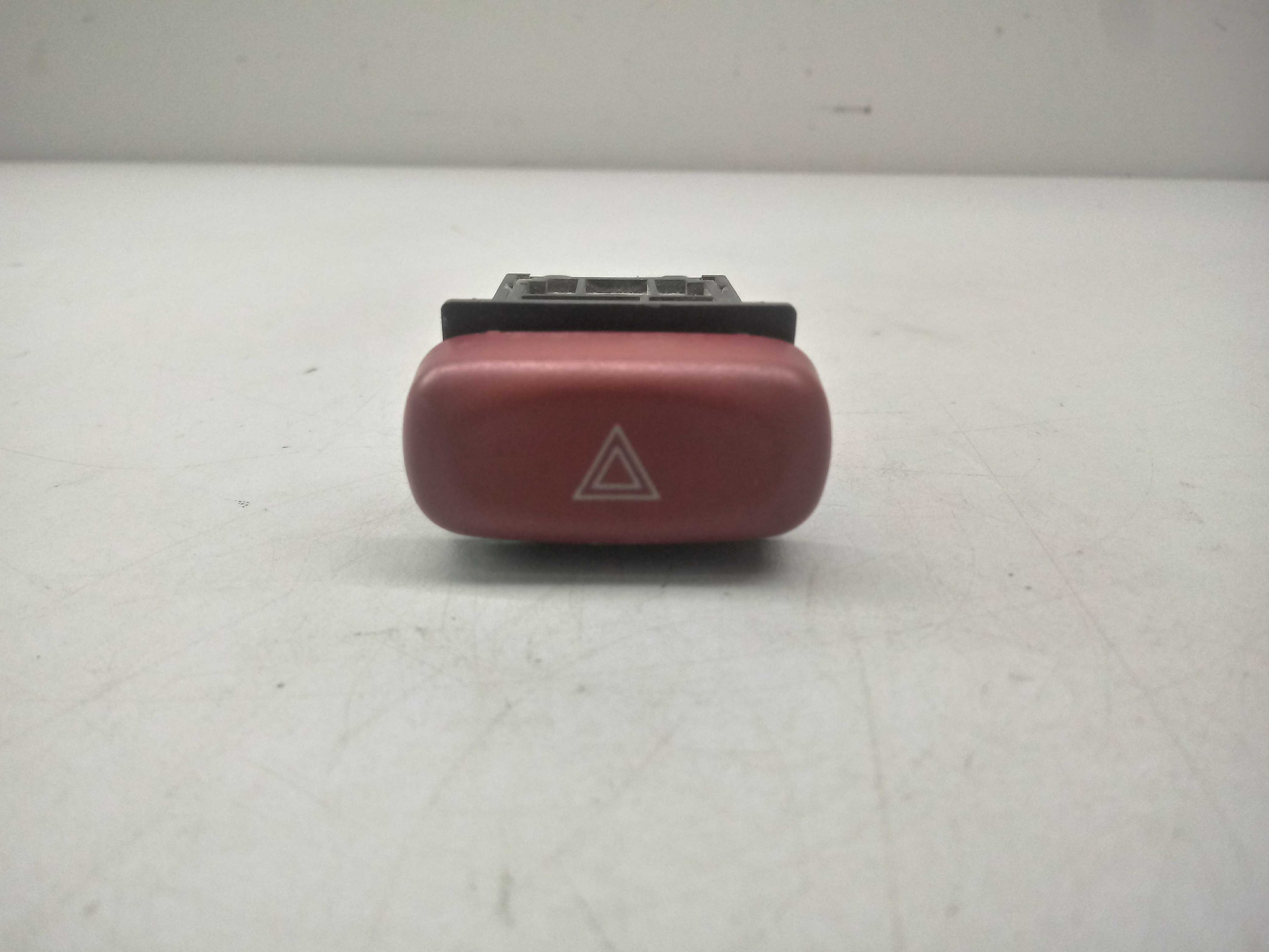Botao Pisca Alerta Gm Tracker 03/08 Vermelho 1