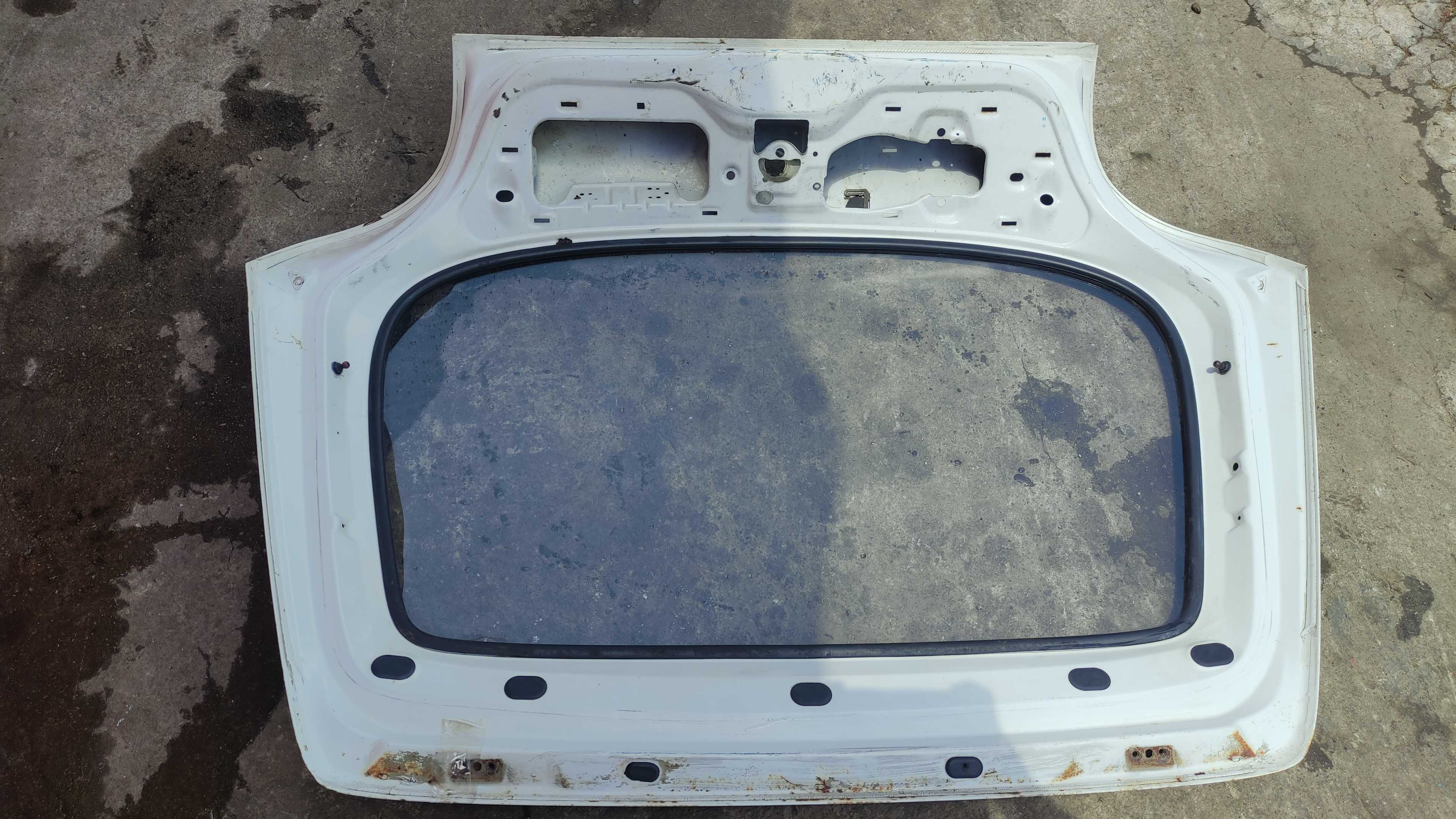 Tampa Traseira Porta-malas Ford Fiesta 97/00 Branco 4