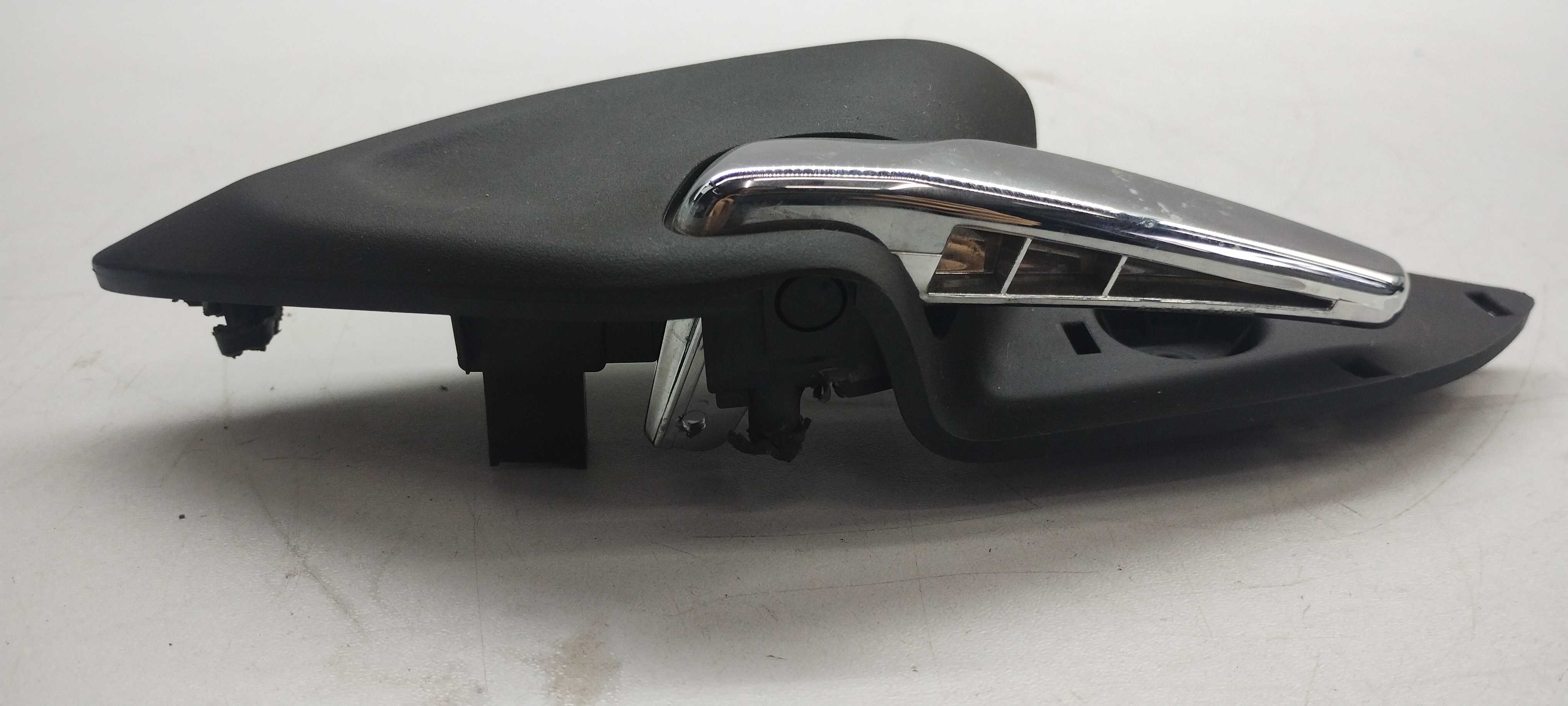 Maçaneta Interna Dianteira Esquerda Chevrolet Onix 16/19 2