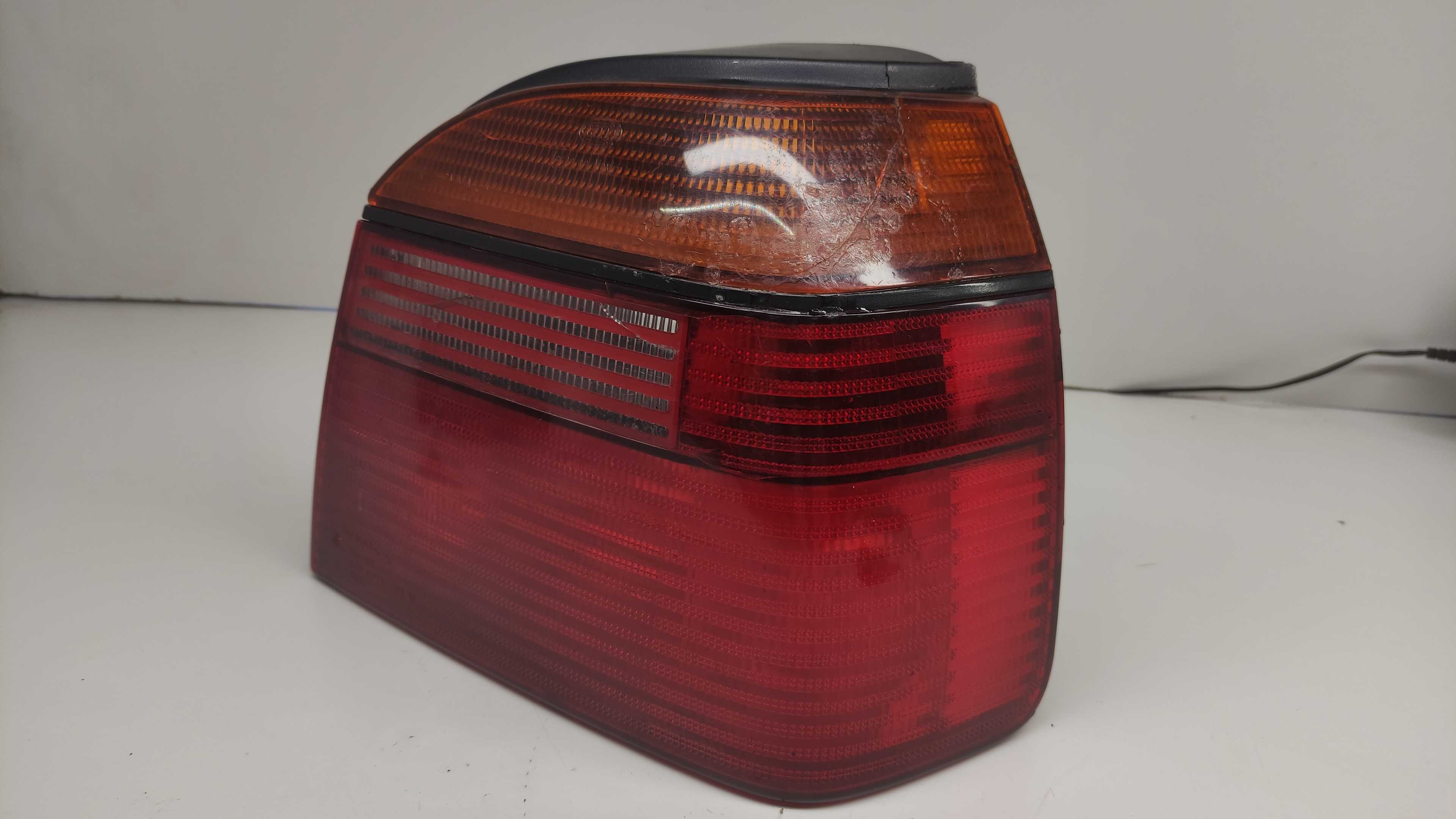 Lanterna Traseira Direita Golf 95 Hella C / Detalhe 2