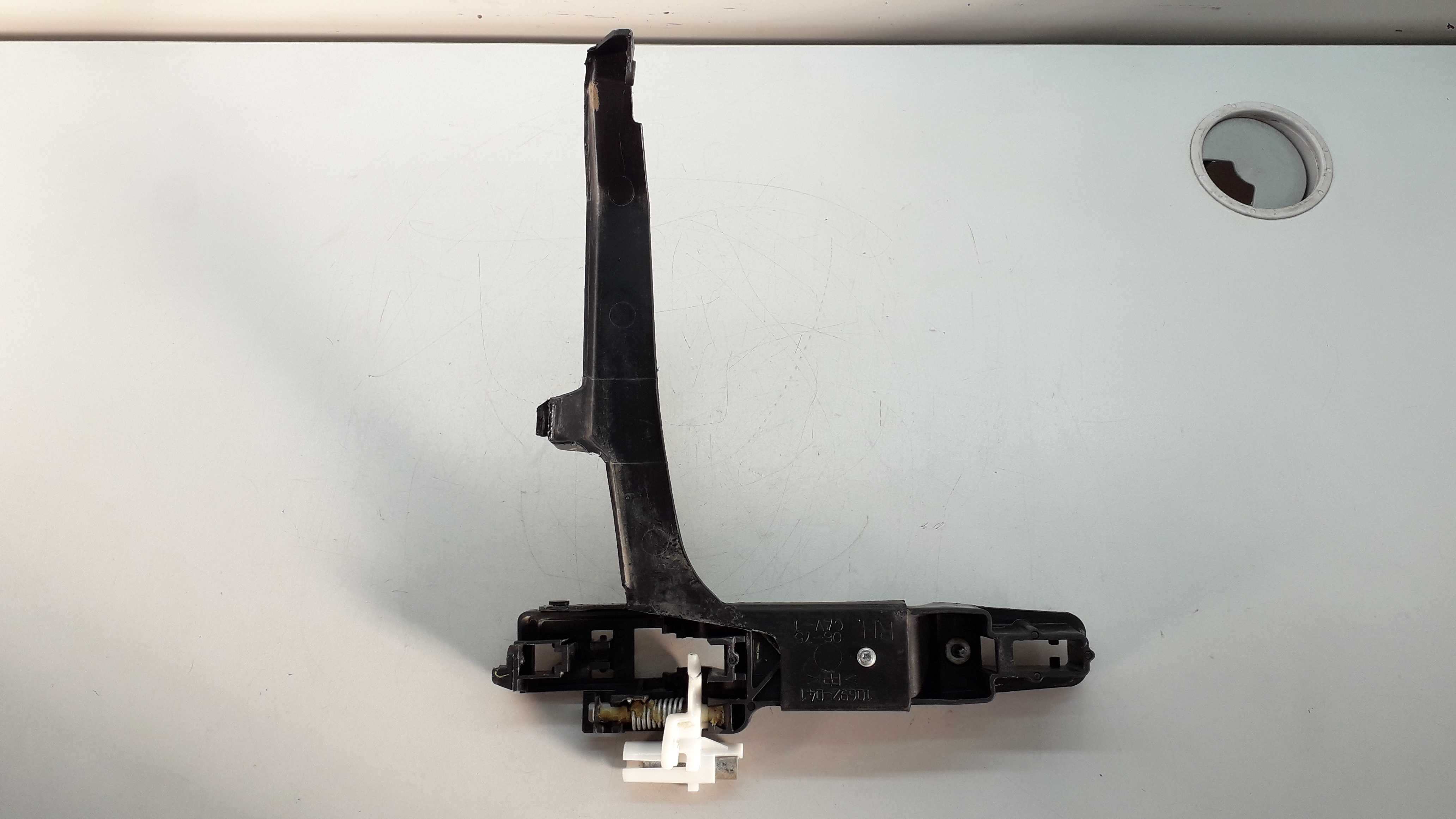 Suporte Da Maçaneta Externa Dianteira Direita Ford Fusion 6