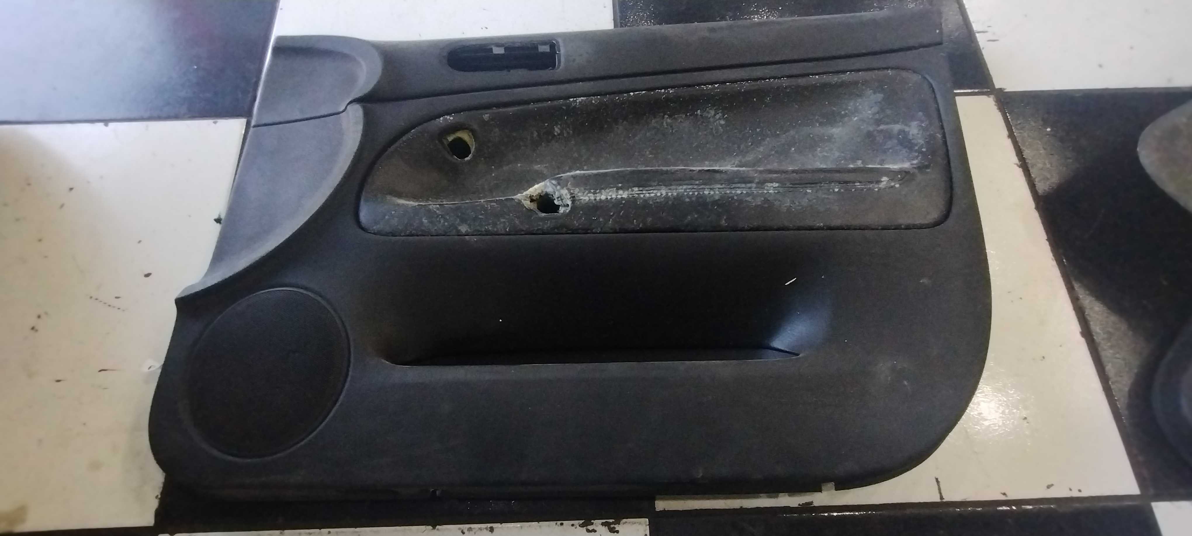 Forro Lateral Dianteiro Direito Vw Passat Alemão 97/99 Preto 1