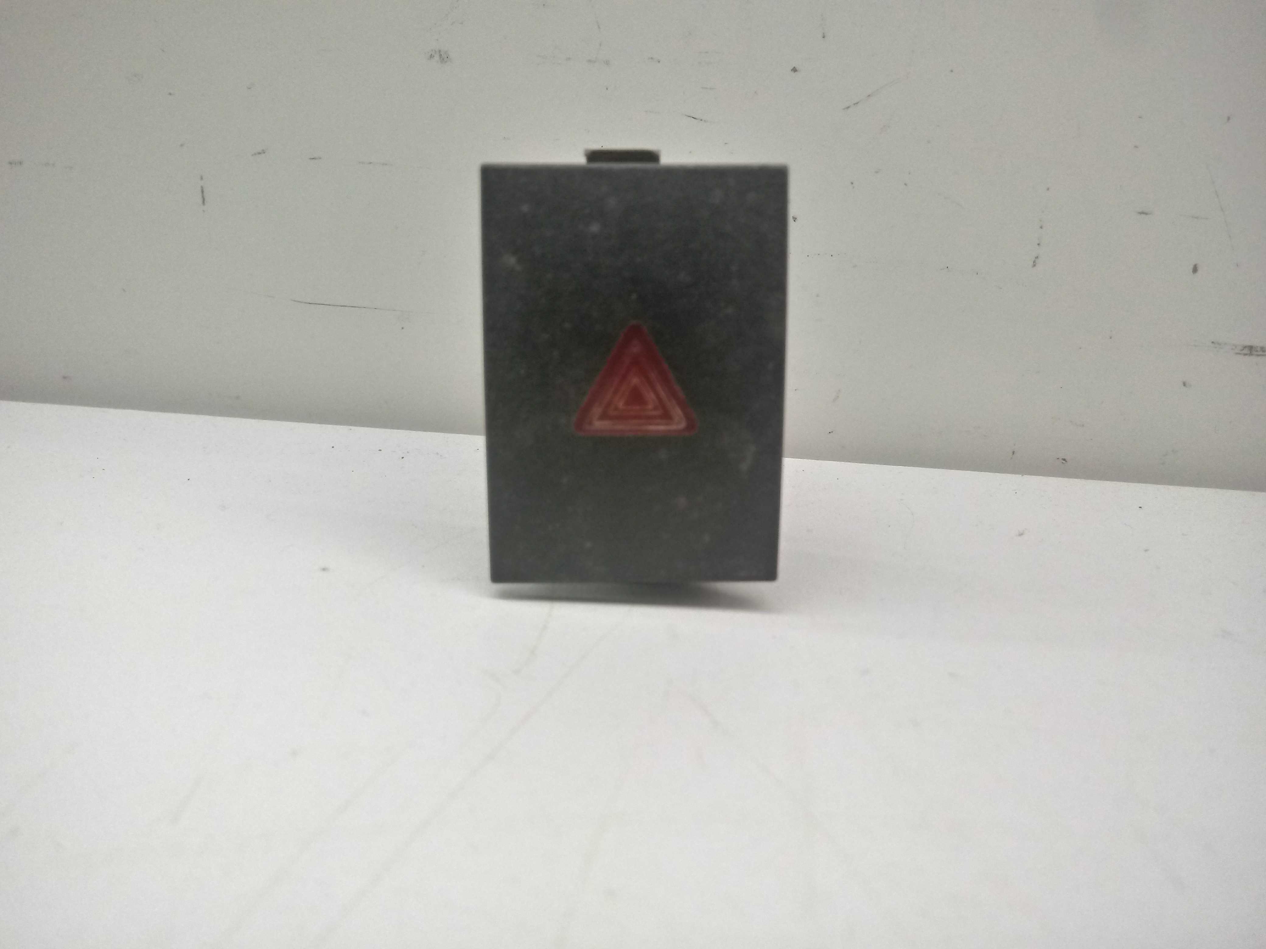 Botao Pisca Alerta Gol Parati Saveiro 98/06 Preto 1