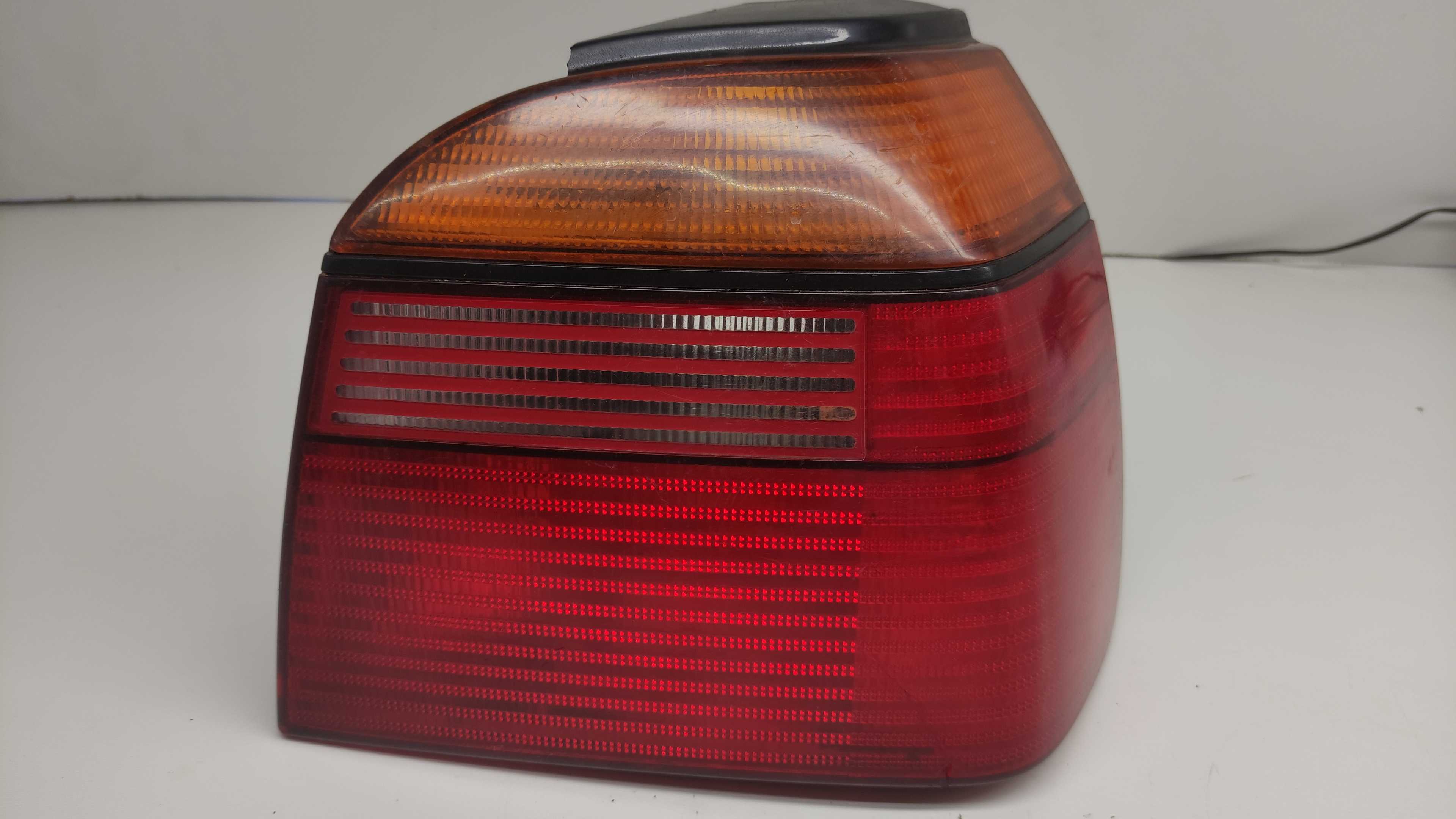 Lanterna Golf 95 Traseira Lado Direito Hella C/ Detalhe 1