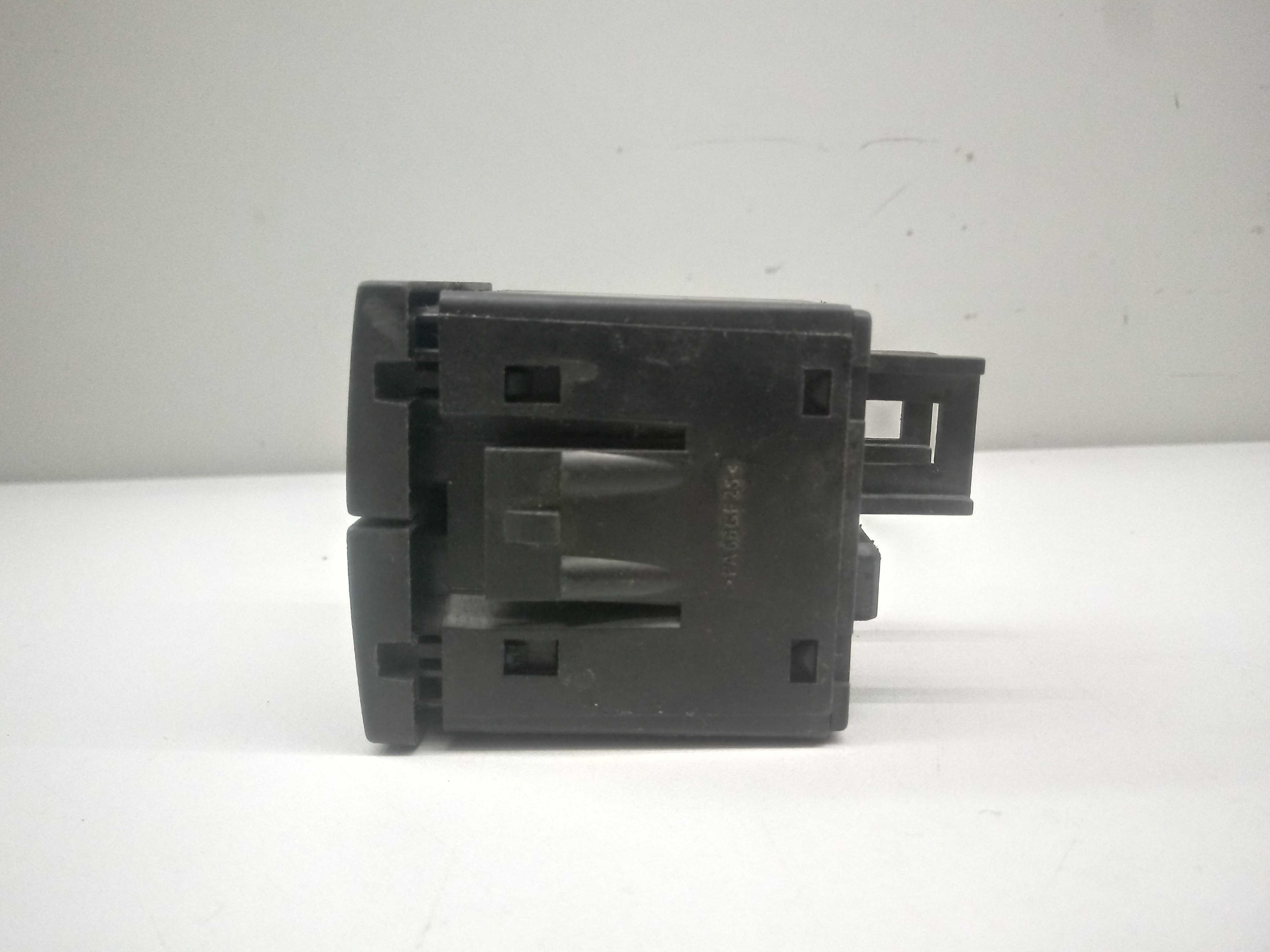 Botao Pisca Alerta Gm Vectra 06/11  Preto 4