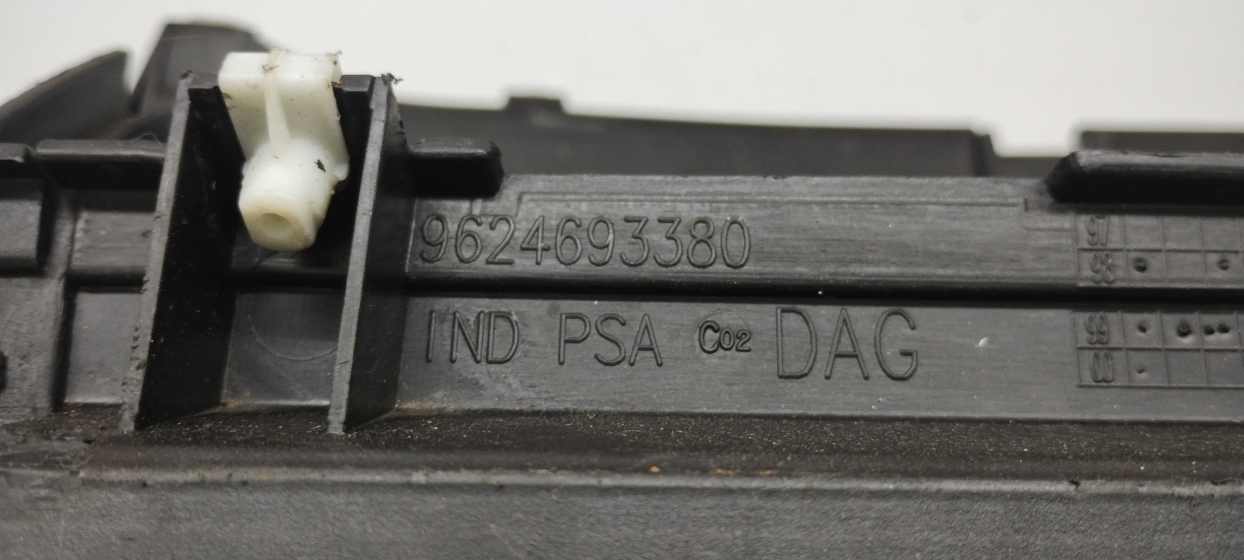 Caixa Porta Luvas Peugeot 206 1999/2010 4