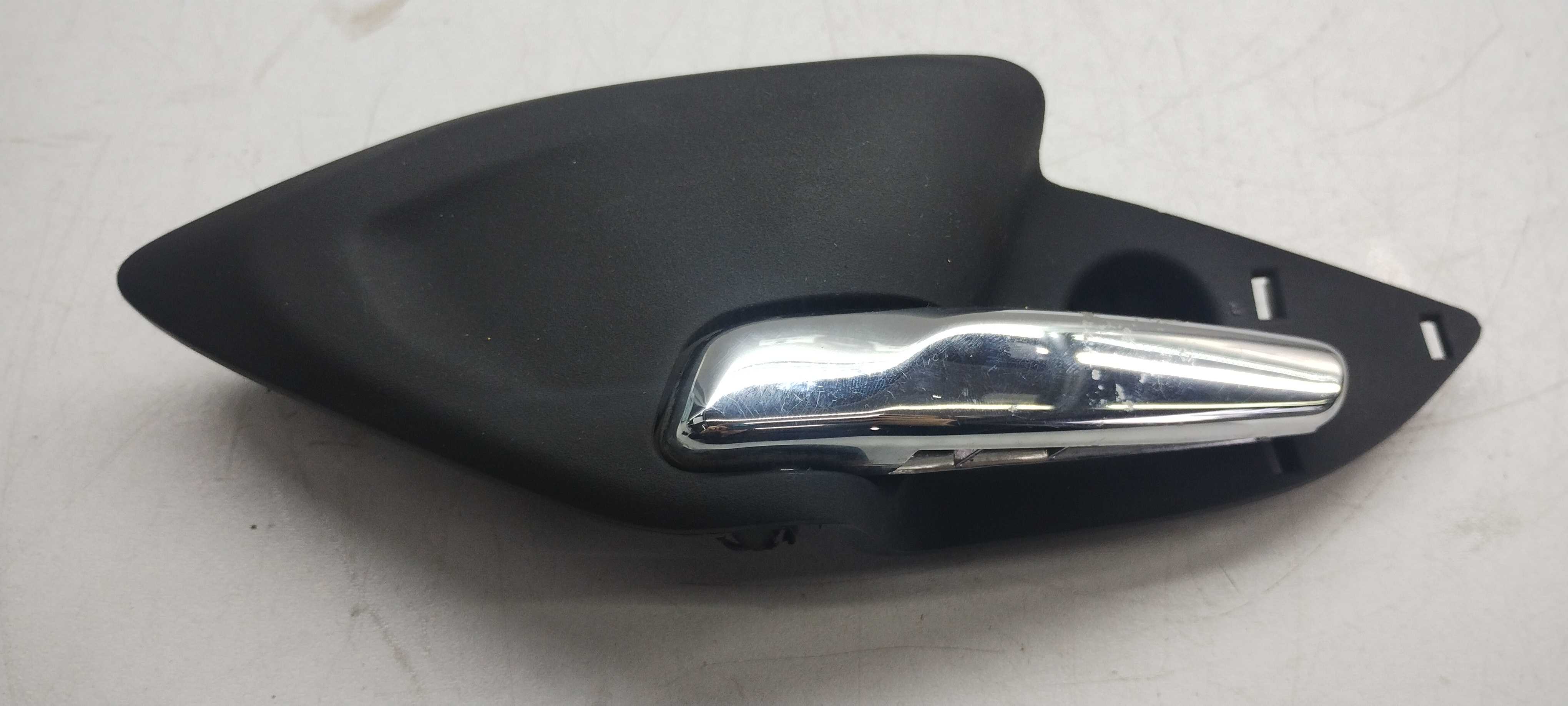 Maçaneta Interna Dianteira Esquerda Chevrolet Onix 16/19 1