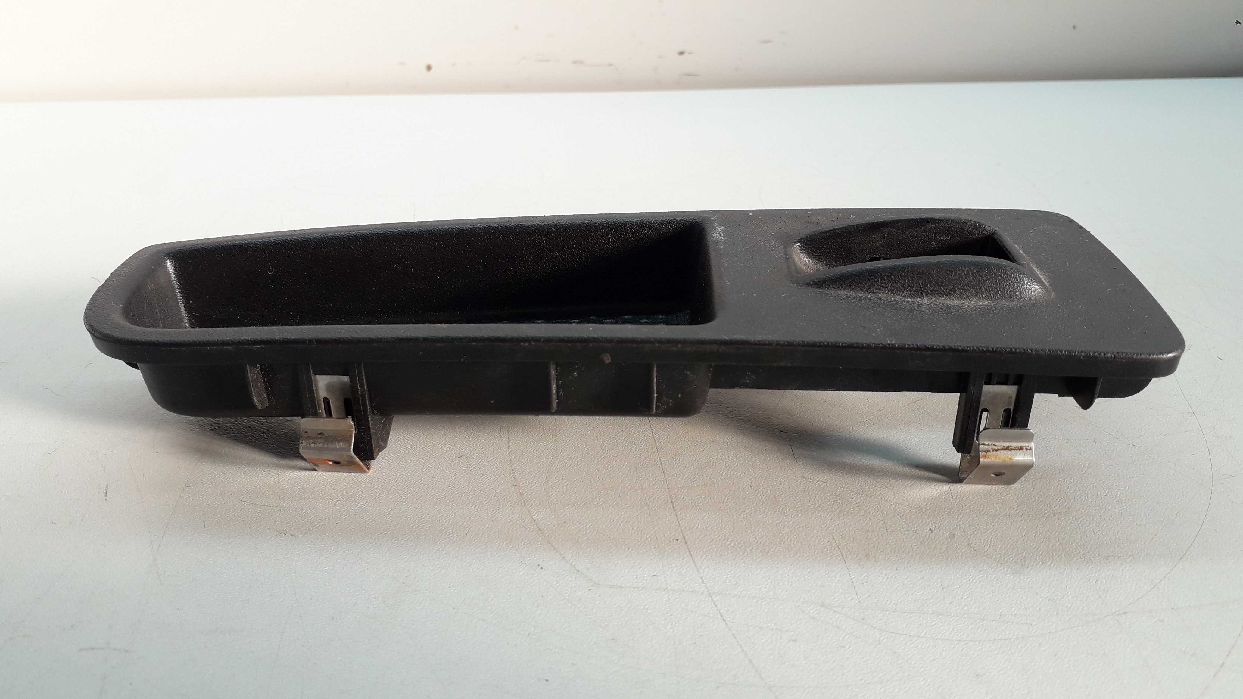 Moldura Botão Vidro Elétrico Lado Direito Fiat Palio 97 2