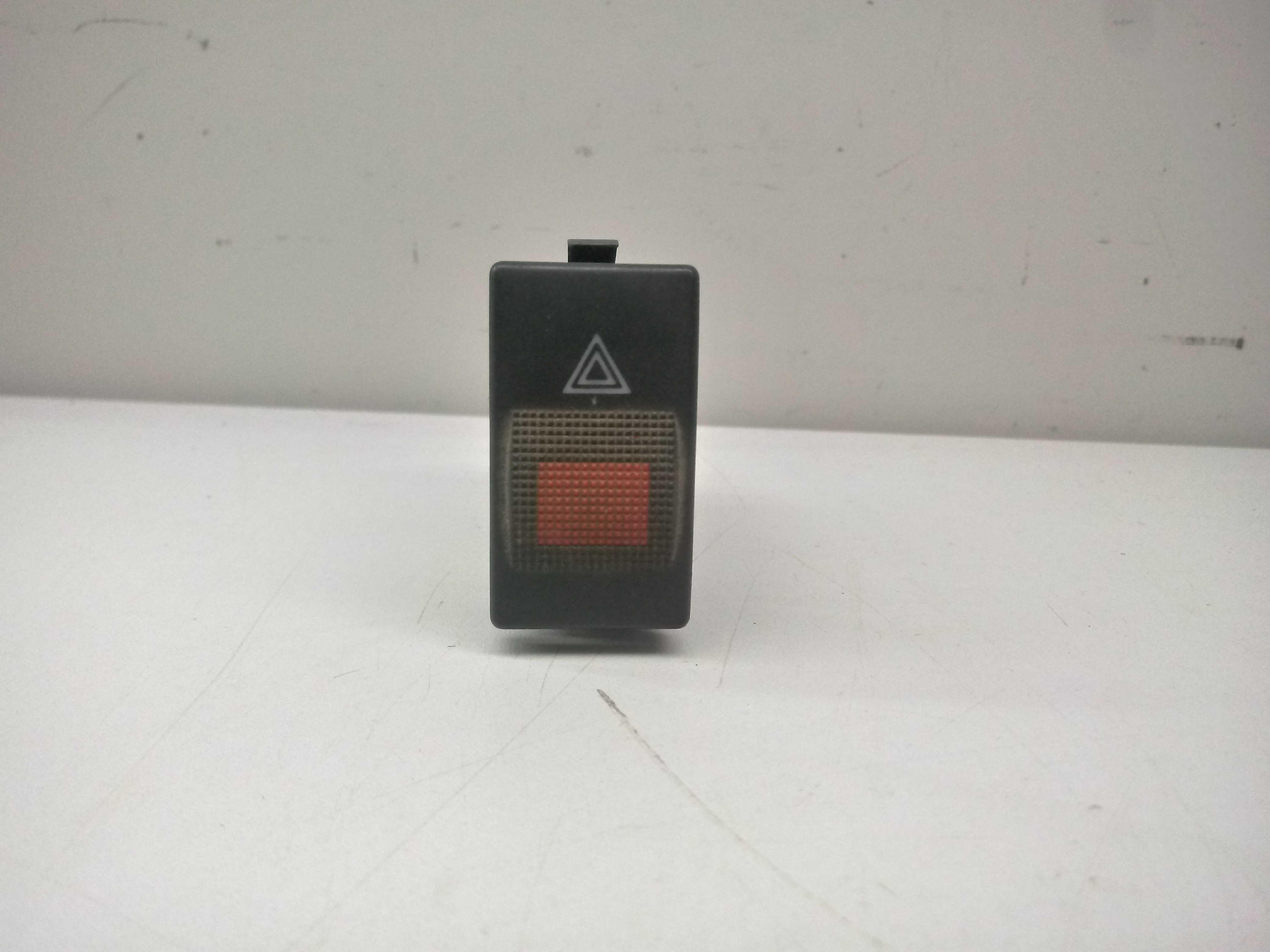 Botao Pisca Alerta Audi A4 95/01 Preto 1