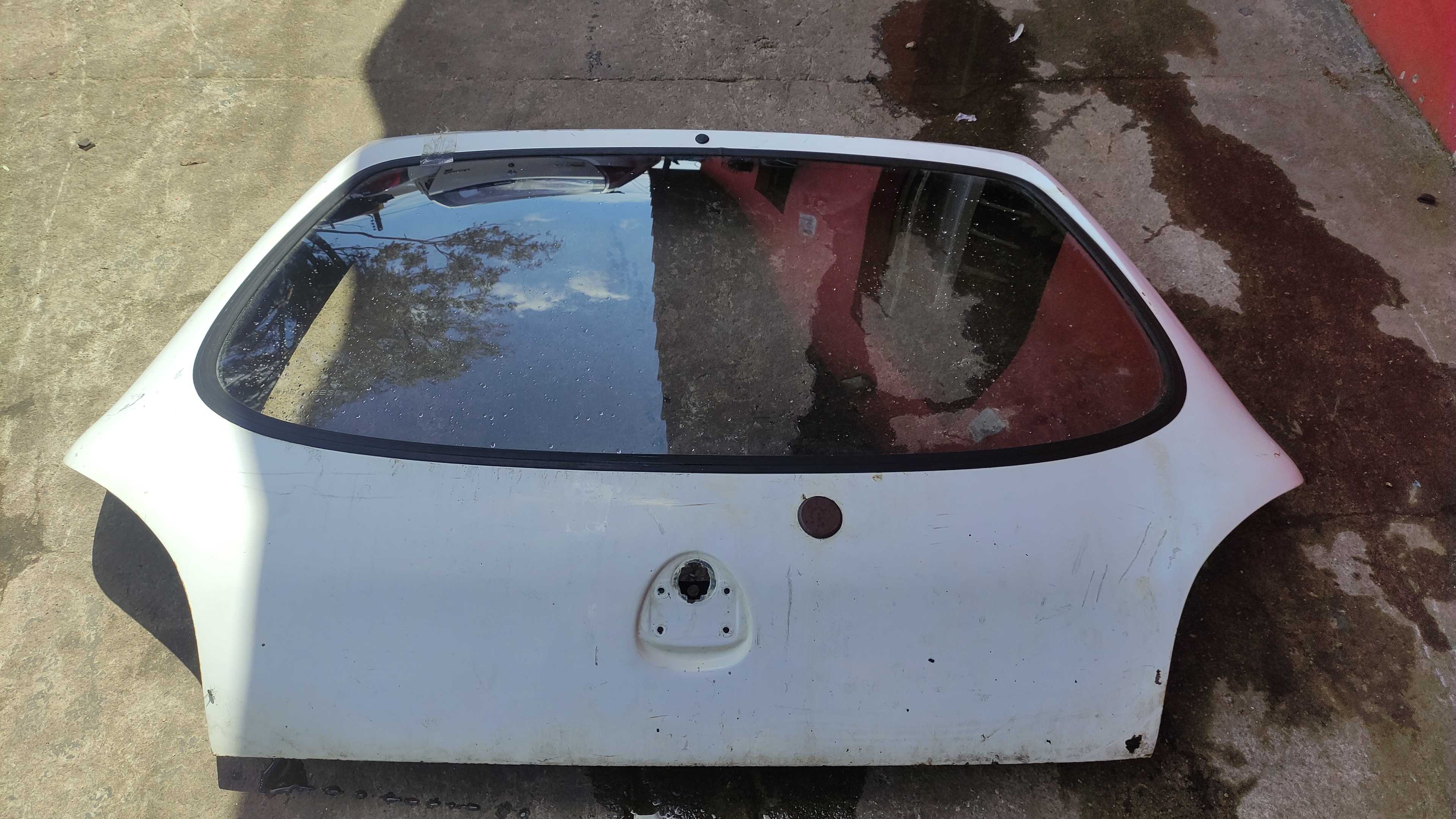Tampa Traseira Porta-malas Ford Fiesta 97/00 Branco 2