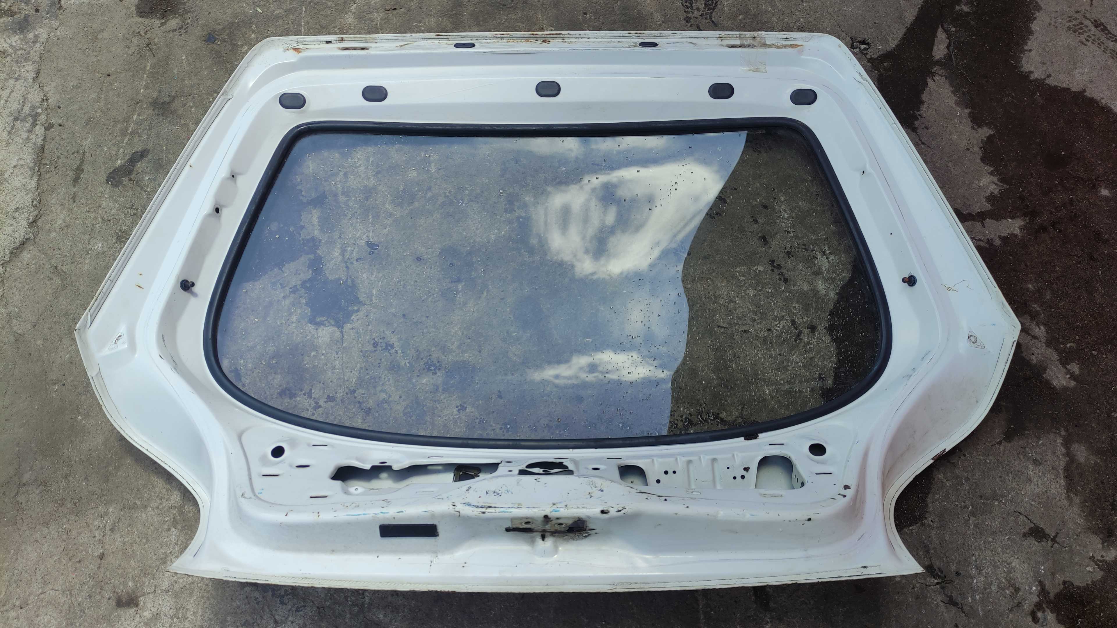 Tampa Traseira Porta-malas Ford Fiesta 97/00 Branco 3