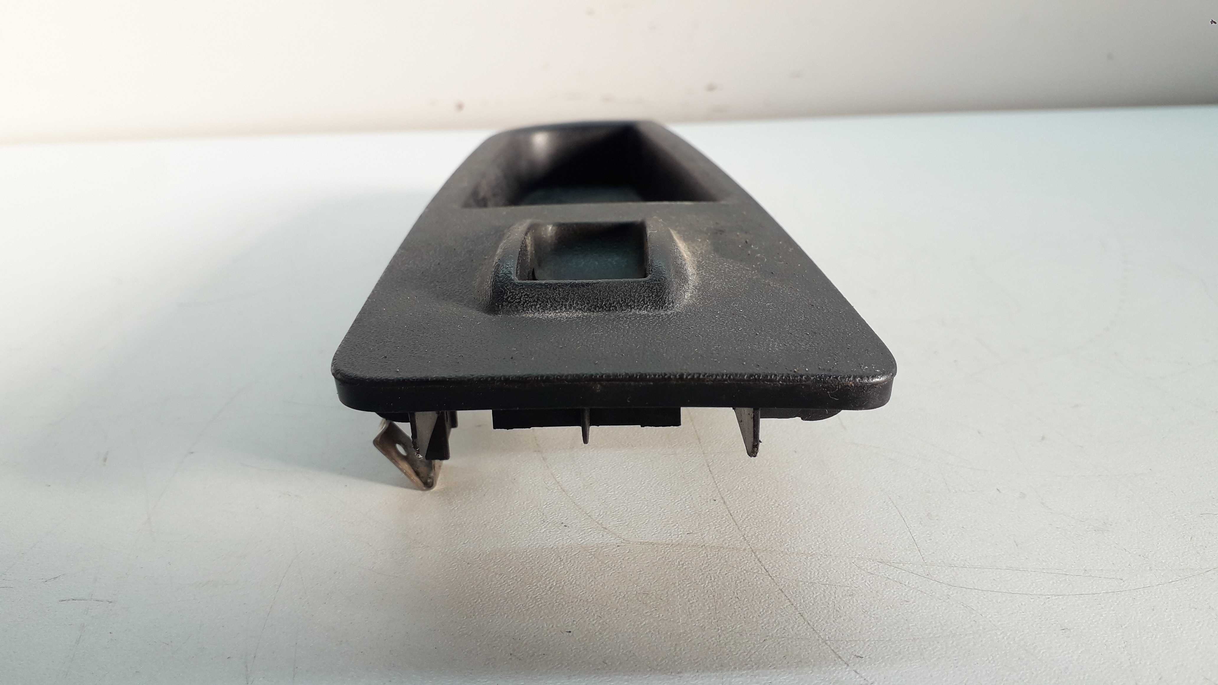 Moldura Botão Vidro Elétrico Lado Direito Fiat Palio 97 3