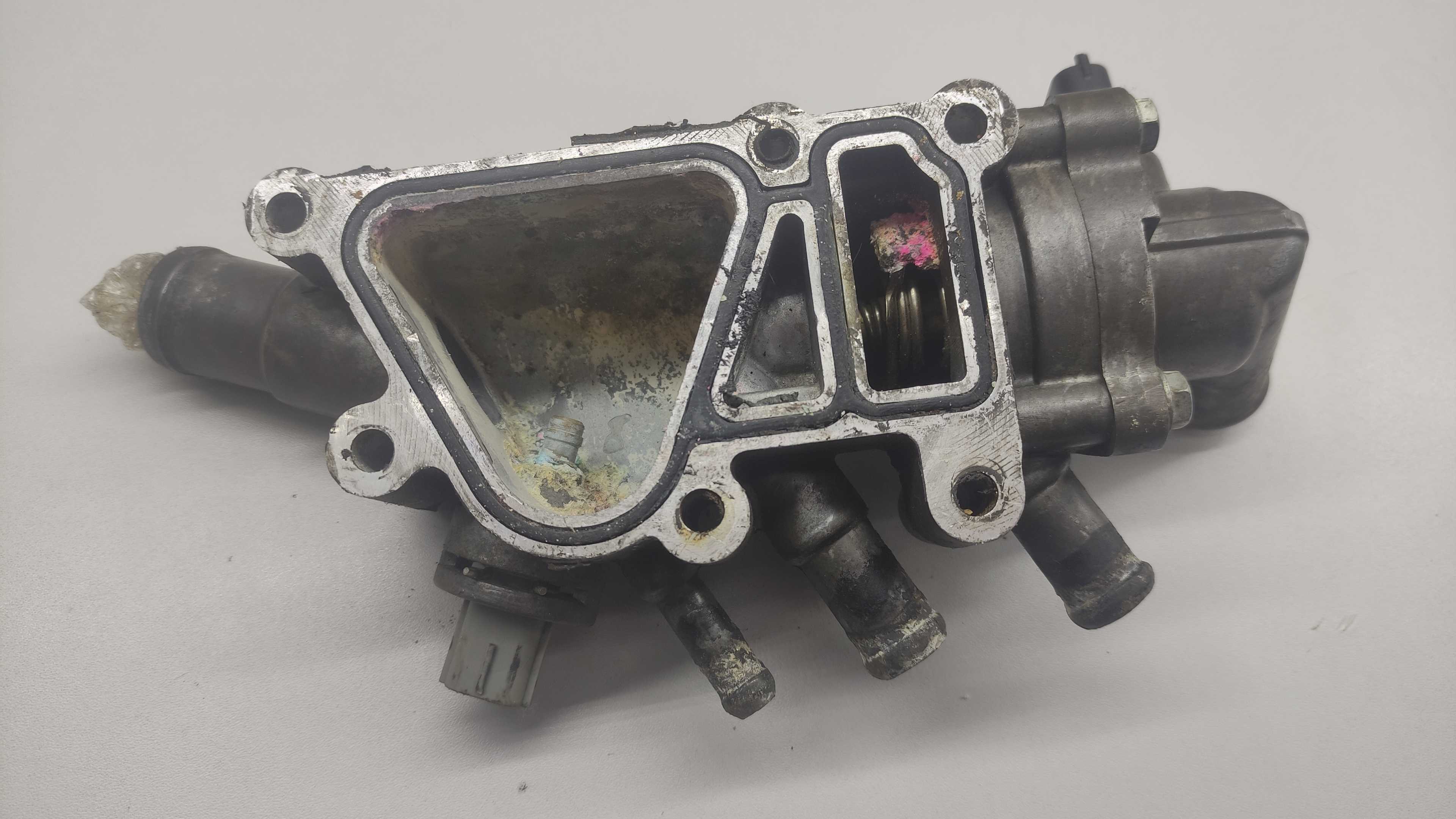 Carcaça Da Válvula Termostatica Ford Courier 2