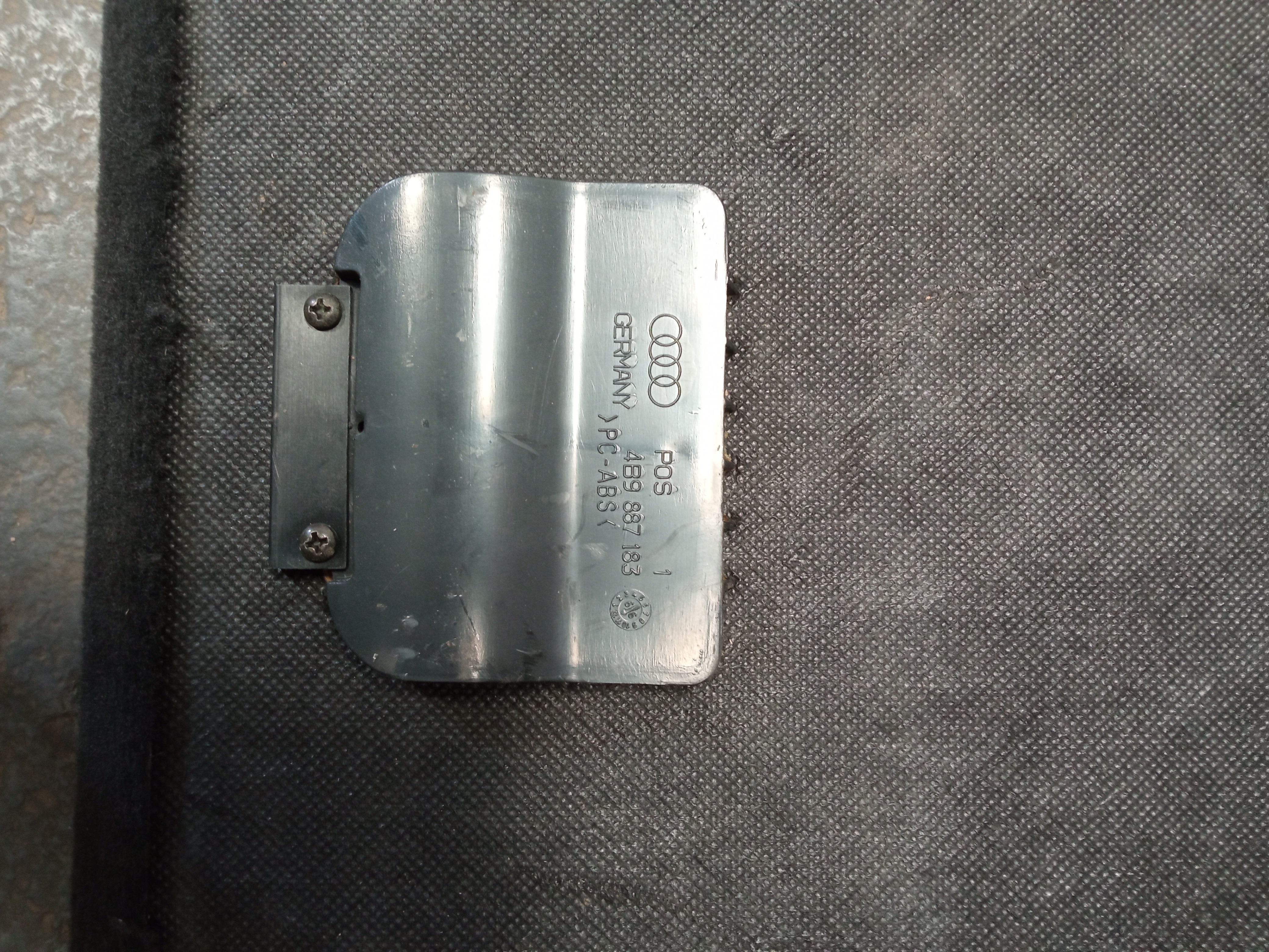Tampão Porta Malas Audi A6 2000 Original 3