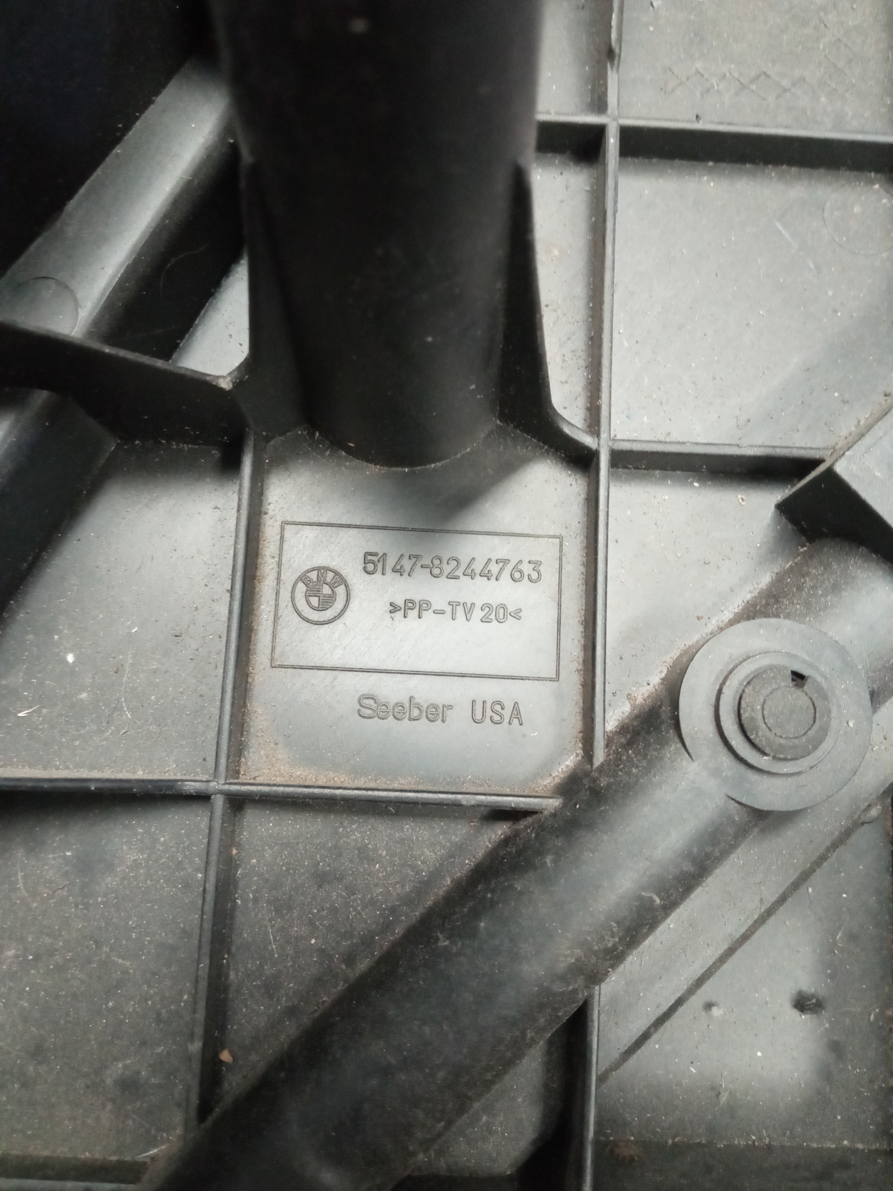Suporte Esquerdo Roda Estepe Bmw X5 V8 2004 2005 2006 5
