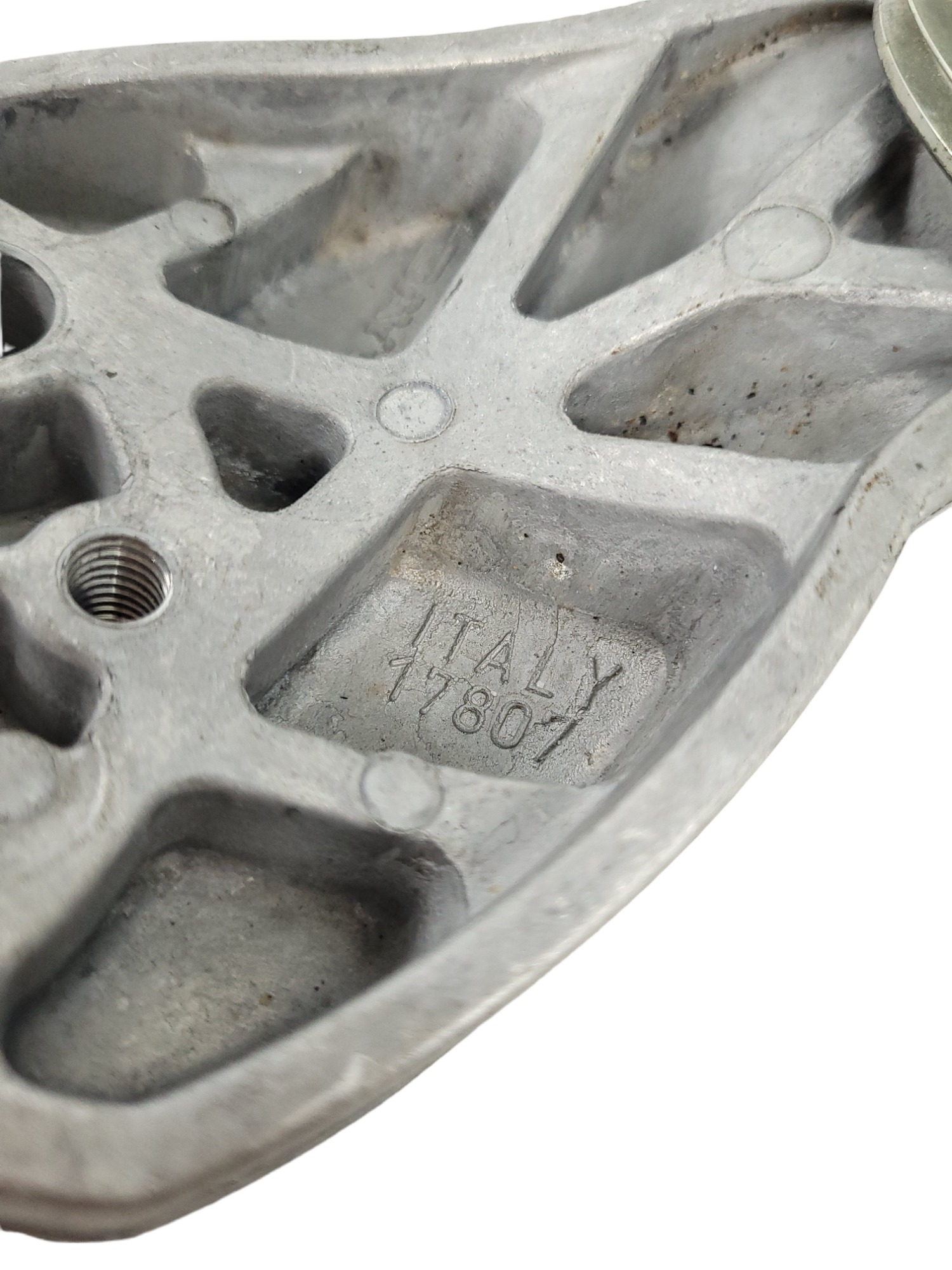 Suporte Esticador Da Correia E Alternador Volvo D13 E D12 5