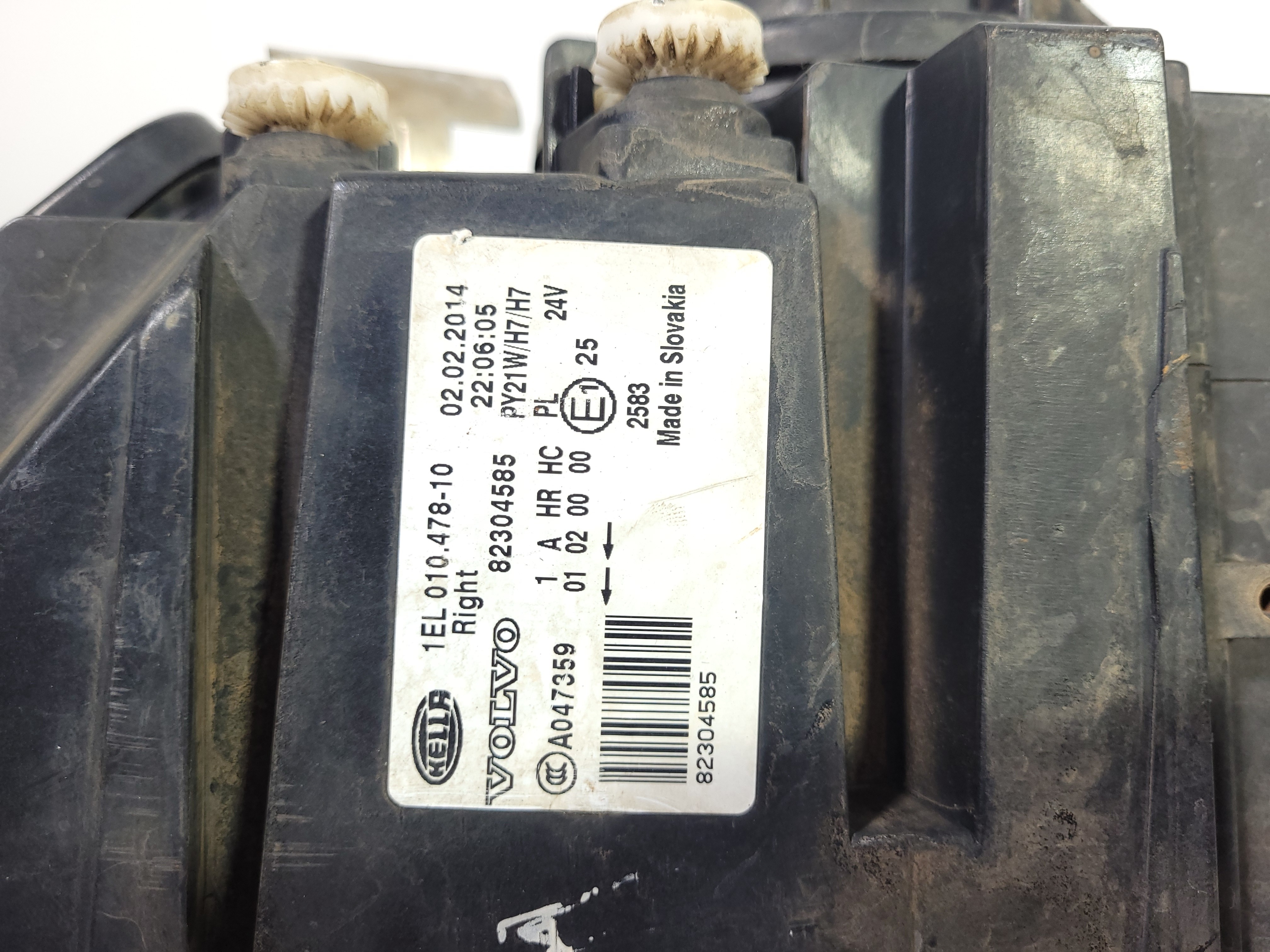 Farol Direito Volvo Fh E Fm 82304585 7