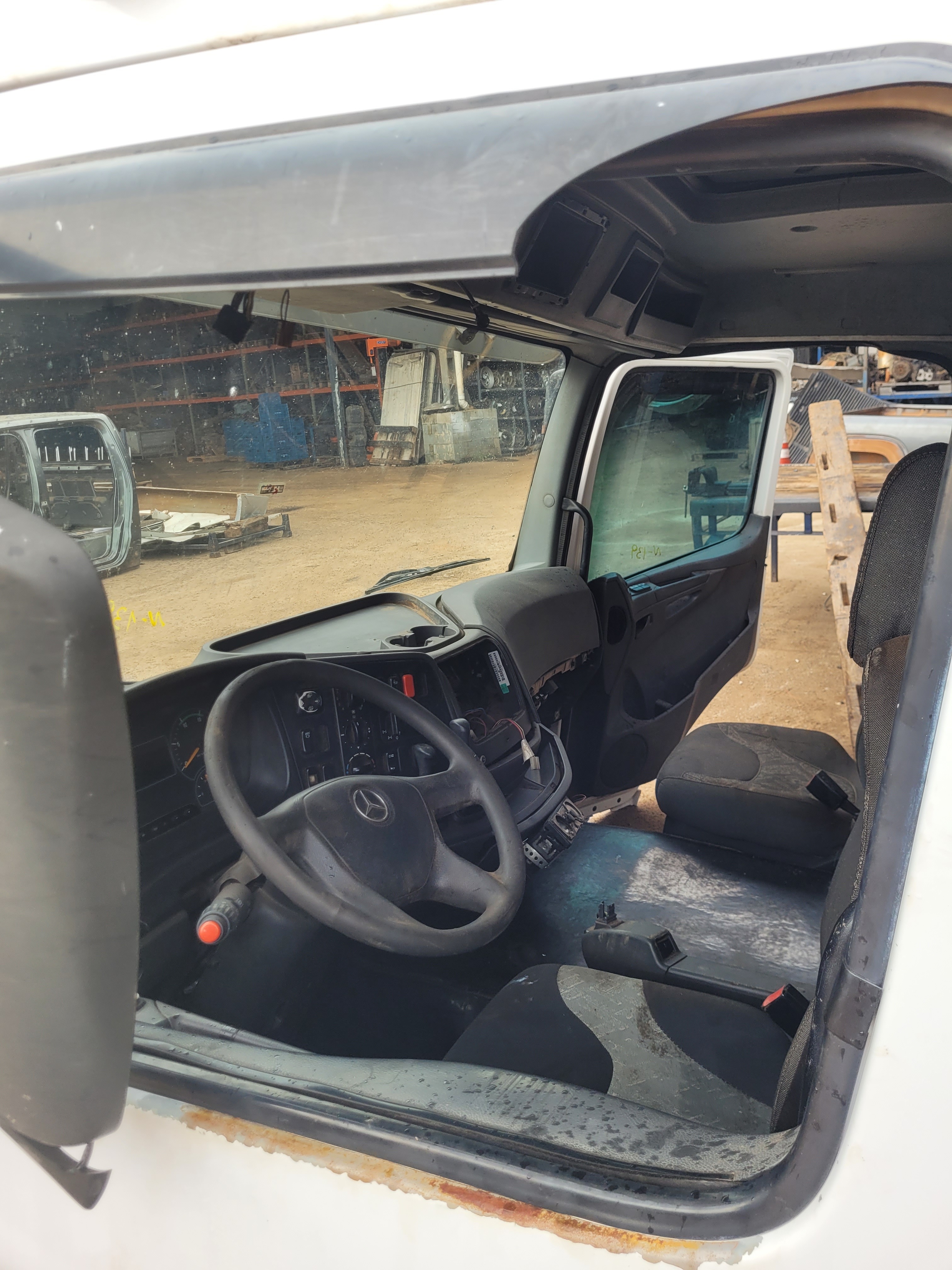 Cabine M Benz Axor Ano 2013  Não Se Aplica 7