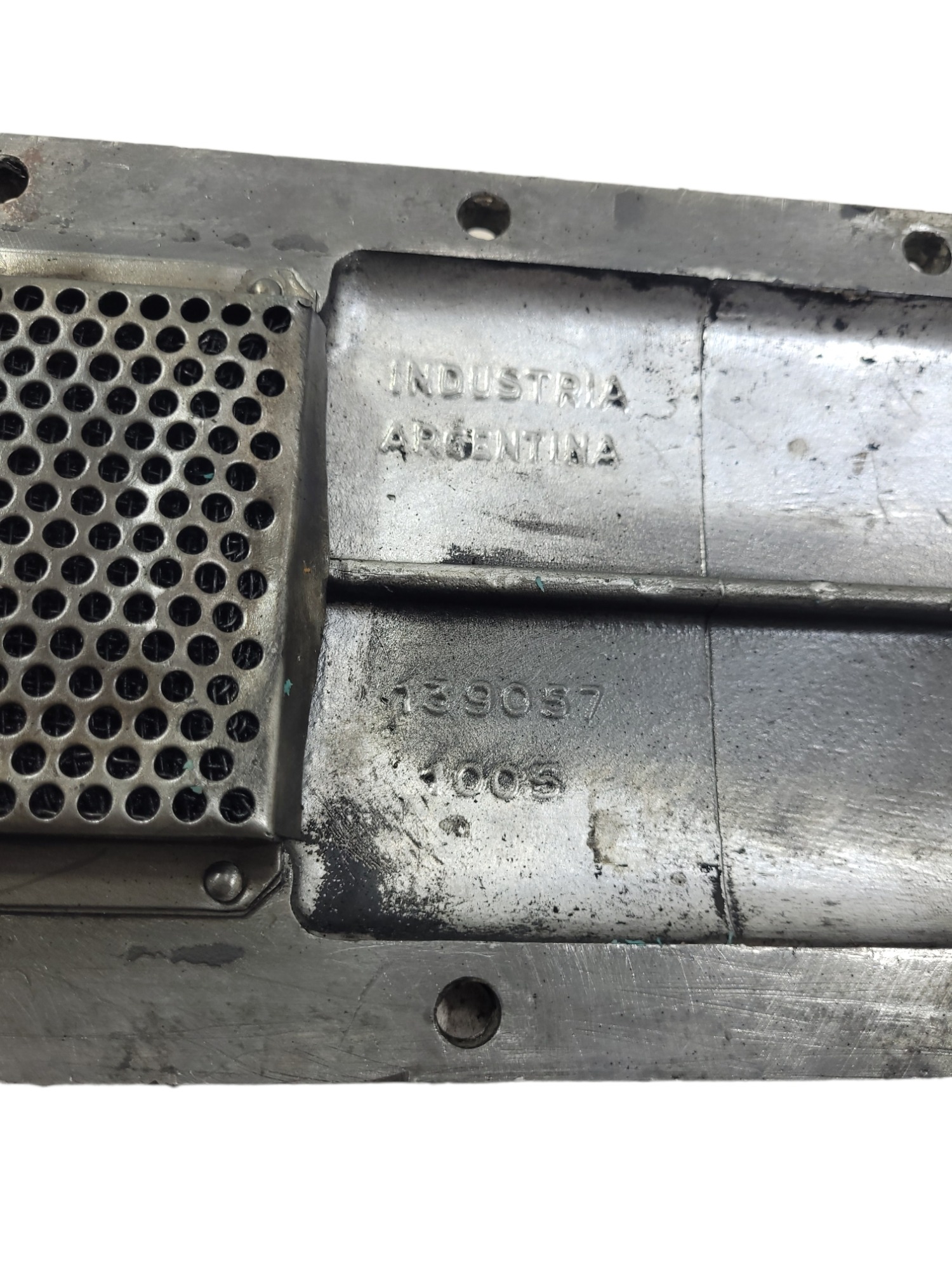 Tampa Lateral Motor Scania 139057 5