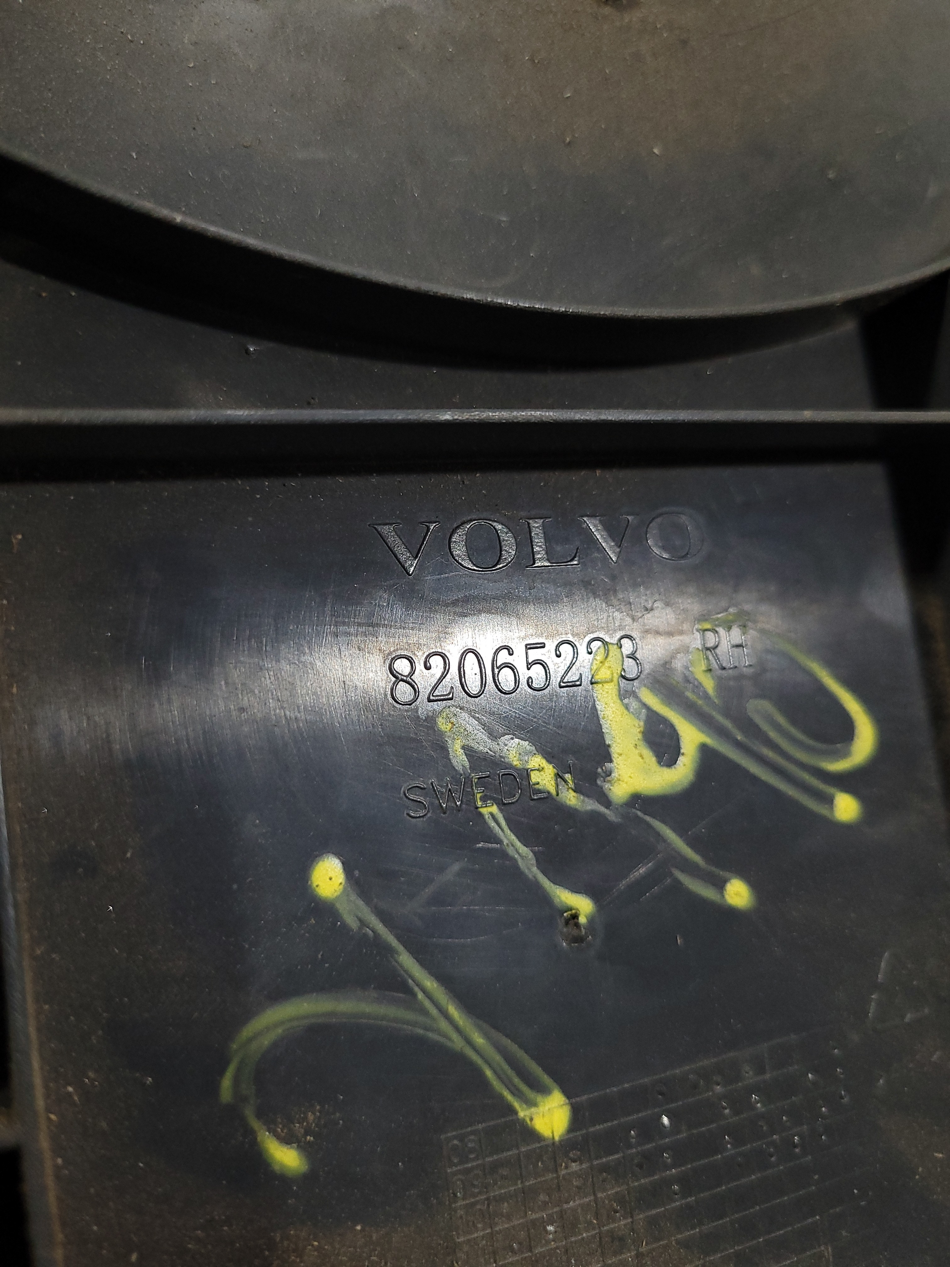 Grade Altofalante Volvo Preto 5