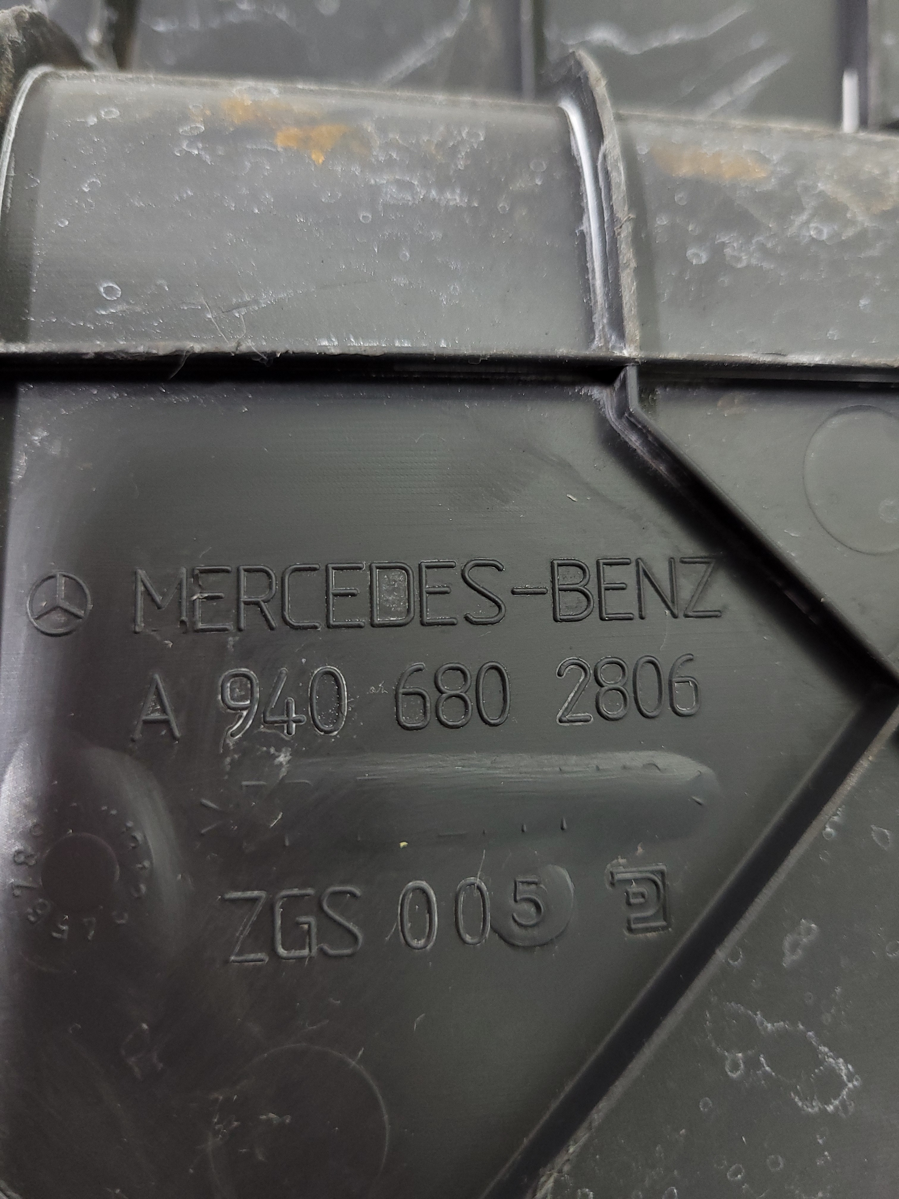 Tampa Lateral Painel M Benz Axor A9406802806 10